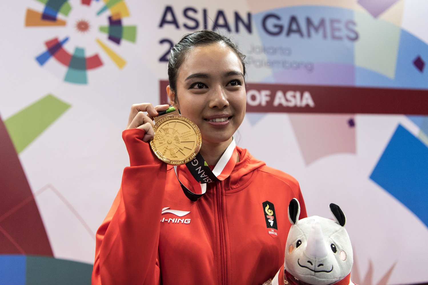Atlet wushu Indonesia Lindswell menunjukkan medali emas yang diraih dari nomor Tajiquan dan Taijijian Putri Wushu Asian Games 2018 usai upacara penyerahan medali di JIExpo, Kemayoran, Jakarta, Senin (20/8).