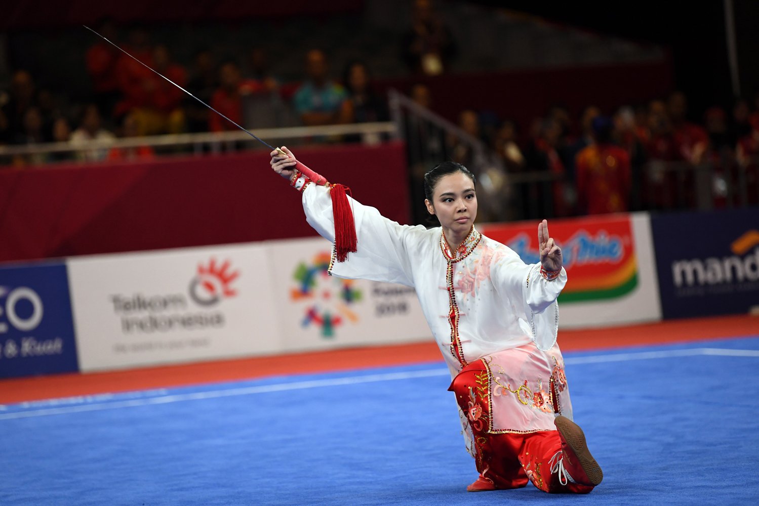Atlet Indonesia Lindswell beraksi pada nomor Taijijian Putri Wushu Asian Games 2018 di JIExpo, Kemayoran, Jakarta, Senin (20/8).