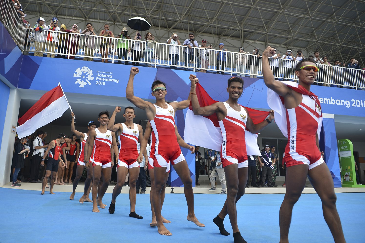 Regu dayung Indonesia meluapkan kegembiraan seusai meraih medali emas pada pertandingan final dayung kelas ringan delapan putra Asian Games ke-18 tahun 2018 di Venue Rowing Jakabaring Sport City, Palembang, Sumatera Selatan, Jumat (24/8). 