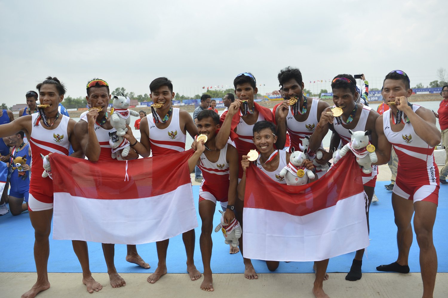 Regu dayung Indonesia berpose memperlihatkan medali emas seusai pertandingan final dayung kelas ringan delapan putra Asian Games ke-18 tahun 2018 di Venue Rowing Jakabaring Sport City, Palembang, Sumatera Selatan, Jumat (24/8).