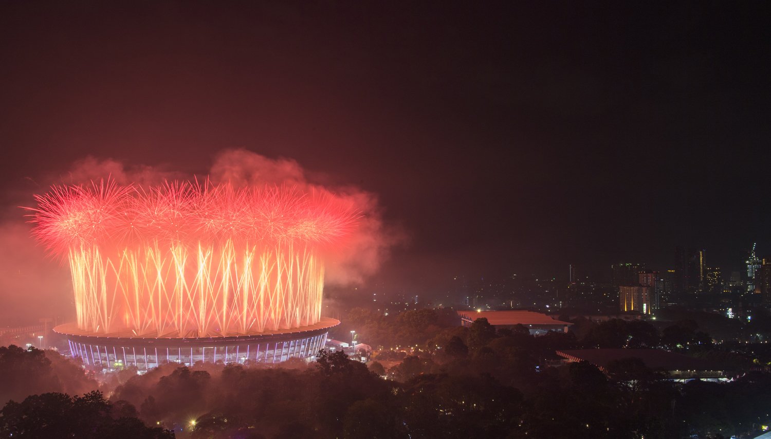 Pesta kembang api menyemarakkan Upacara Penutupan Asian Games ke-18 Tahun 2018 di Stadion Utama Gelora Bung Karno, Senayan, Jakarta, Minggu (2/9). 