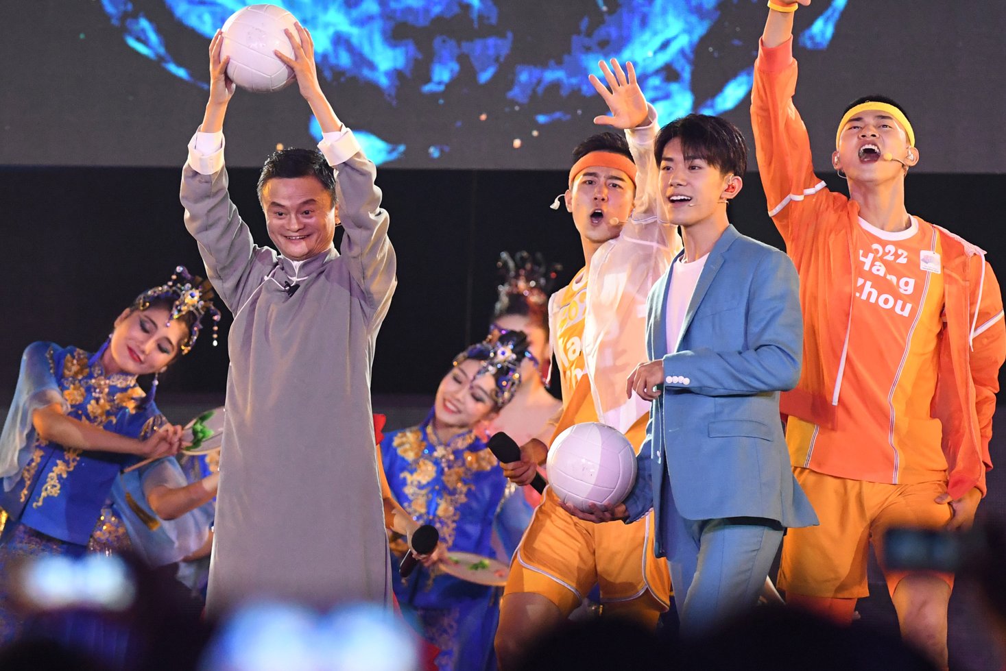 Jack Ma mewakili delegasi Cina sebagai tuan rumah Asian Games berikutnya, tampil membawa bola saat menghadiri Upacara Penutupan Asian Games ke-18 Tahun 2018 di Stadion Utama Gelora Bung Karno (GBK), Senayan, Jakarta, Minggu (2/9). 