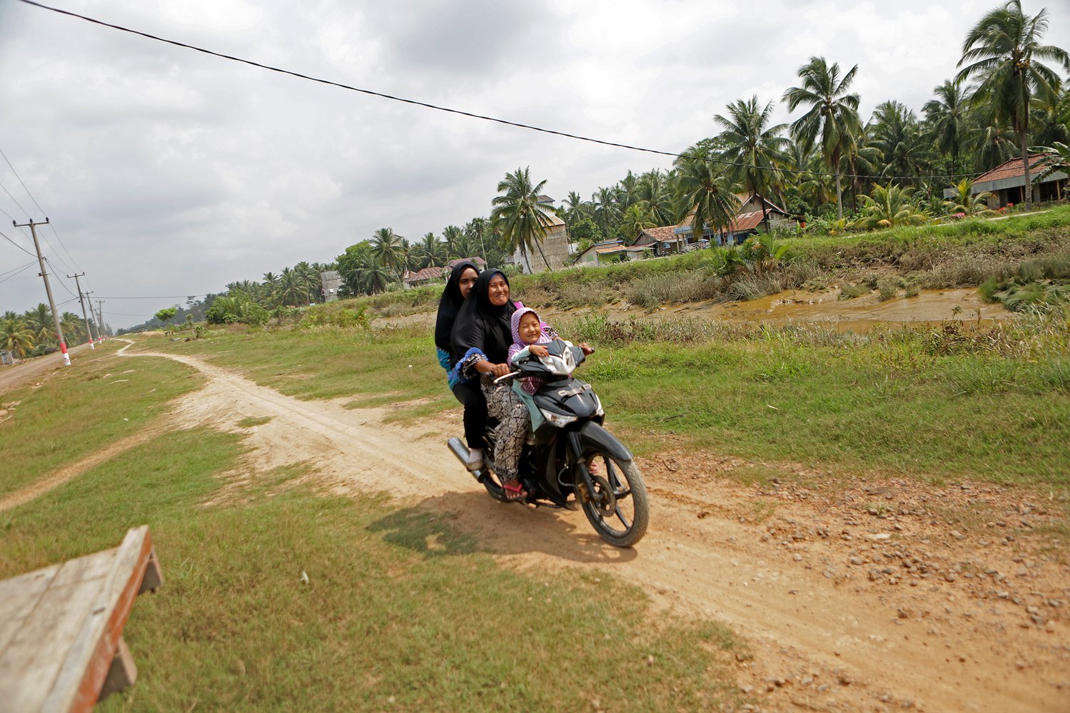 Moda transportasi roda dua mendominasi aktivitas masyarakat Kecamatan Lalan. Hadirnya SPBU Kompak BBM satu harga akan meringankan biaya konsumsi BBM kendaraan.