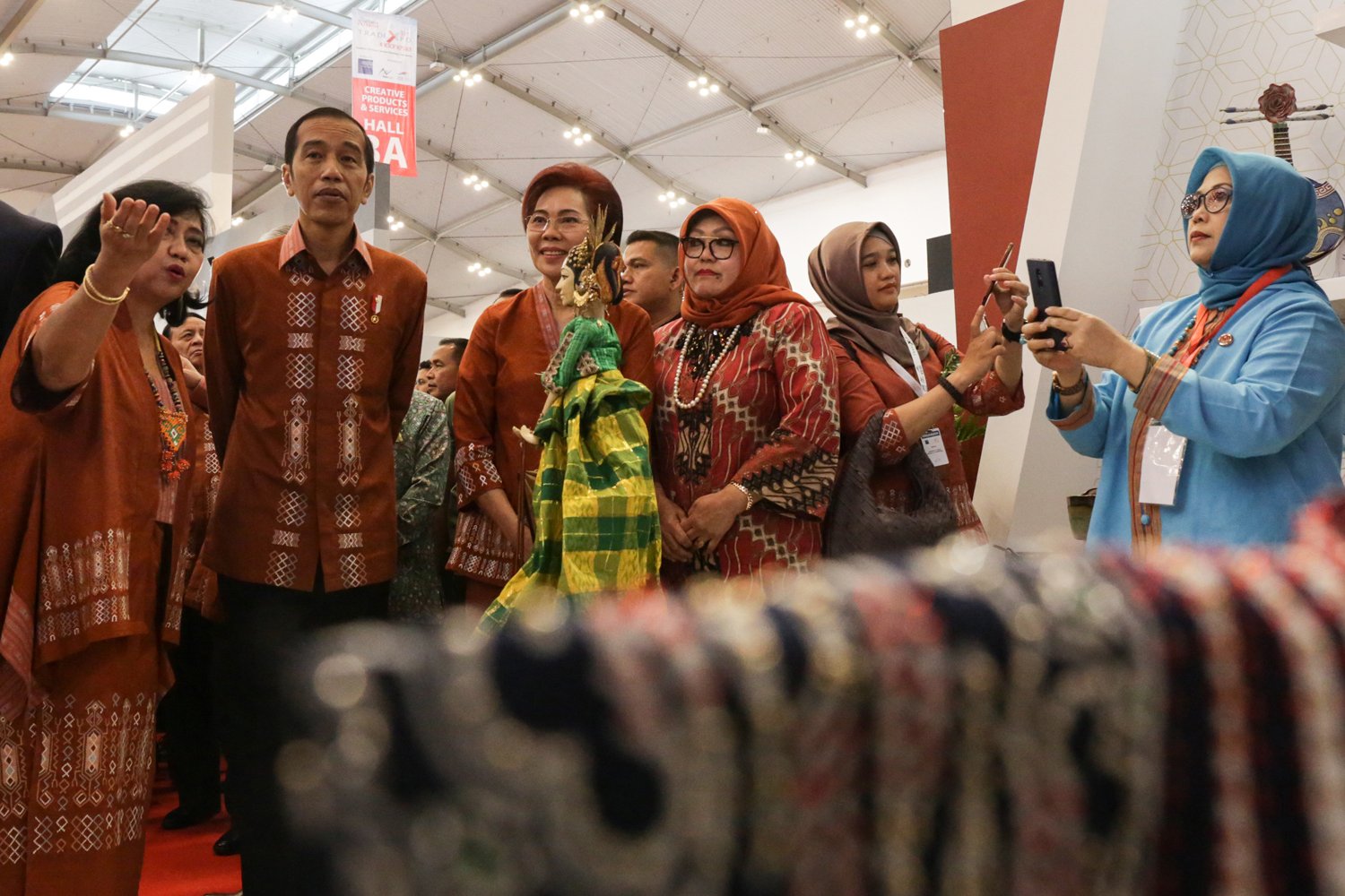 Presiden Joko Widodo mendatangi salah satu booth di acara Trade Expo, ICE BSD , Banten (24/10). TEI merupakan ajang promosi tahunan berskala internasional yang menampilkan produk dan jasa Indonesia berorientasi pasar ekspor.