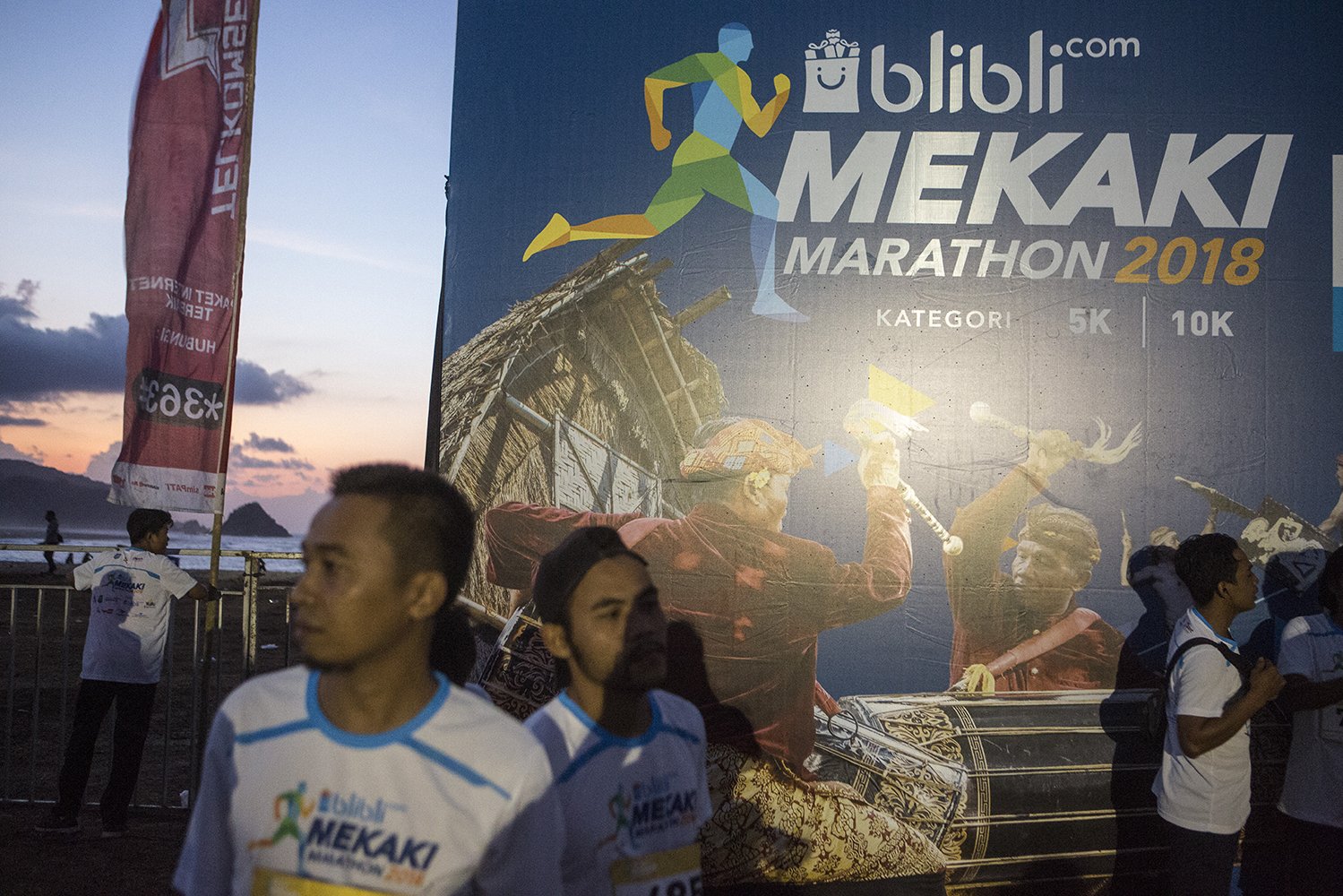 Setelah sempat tertunda sebanyak dua kali, Pemerintah Kabupaten Lombok Barat, Nusa Tenggara Barat (NTB), akhirnya kembali menggelar lomba lari tahunan, Blibli Mekaki Marathon 2018, Minggu (28/10)