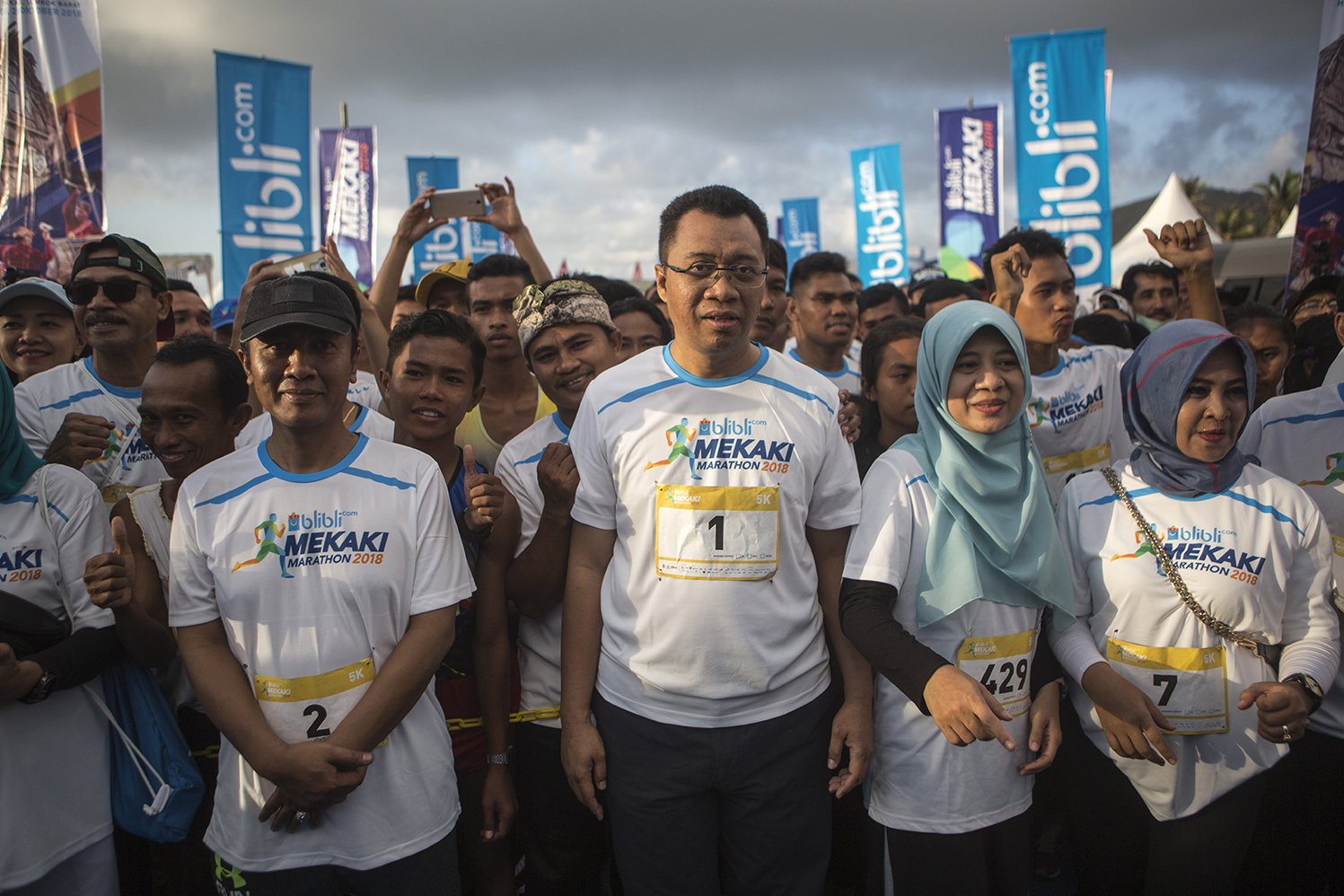 Gubernur NTB Zulkieflimansyah , (tengah) dan Bupati Lombok Barat Fauzan Khalid (kiri) beserta istri bersiap mengikuti Mekaki Marathon 2018.