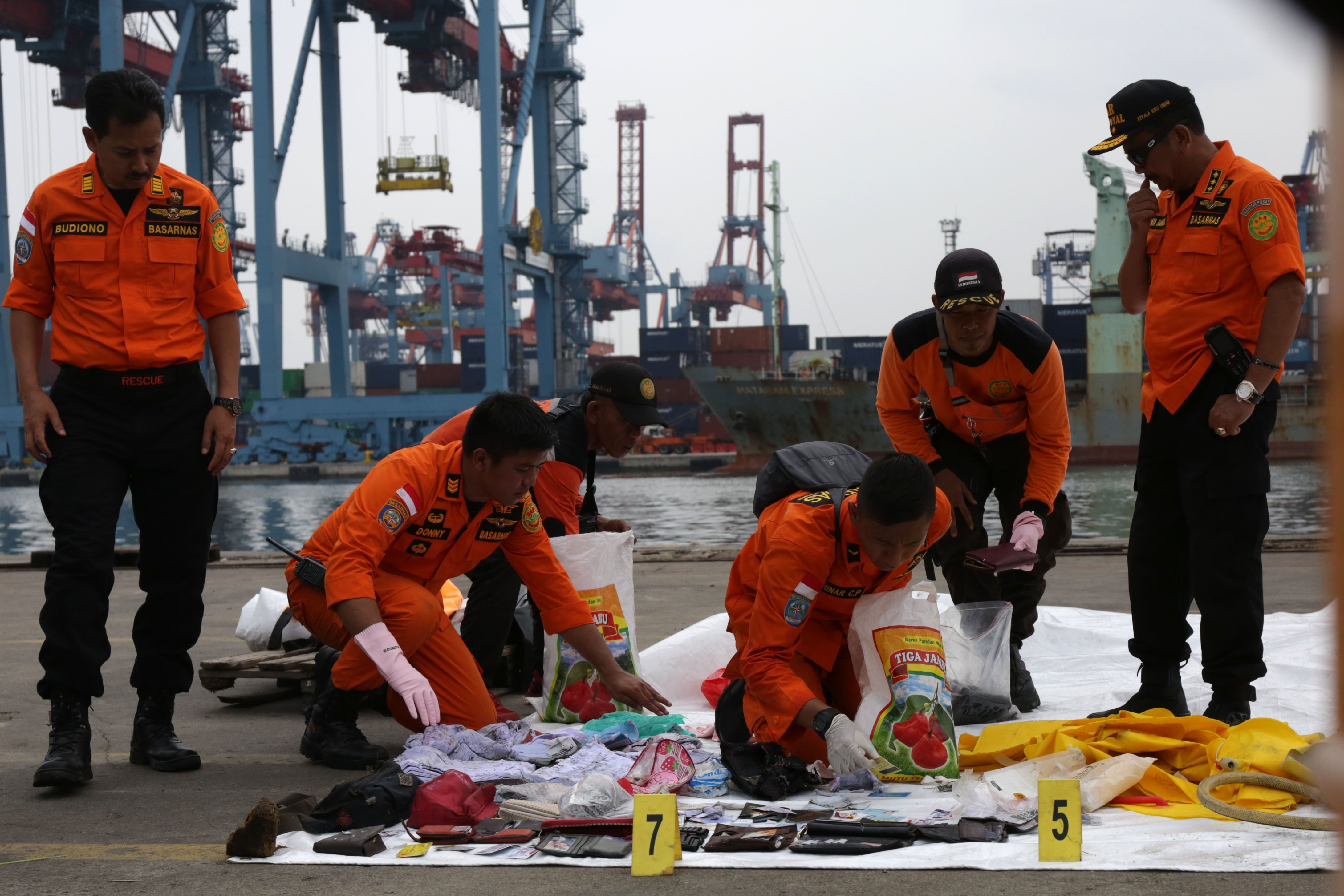 Sejumlah puing dan barang-barang milik korban dari lokasi pesawat Boeing 737 Max 8 Lion Air yang jatuh pada Senin (29/10) pagi tiba di Jakarta International Container Terminal 2,Tanjung Priok, Jakarta.