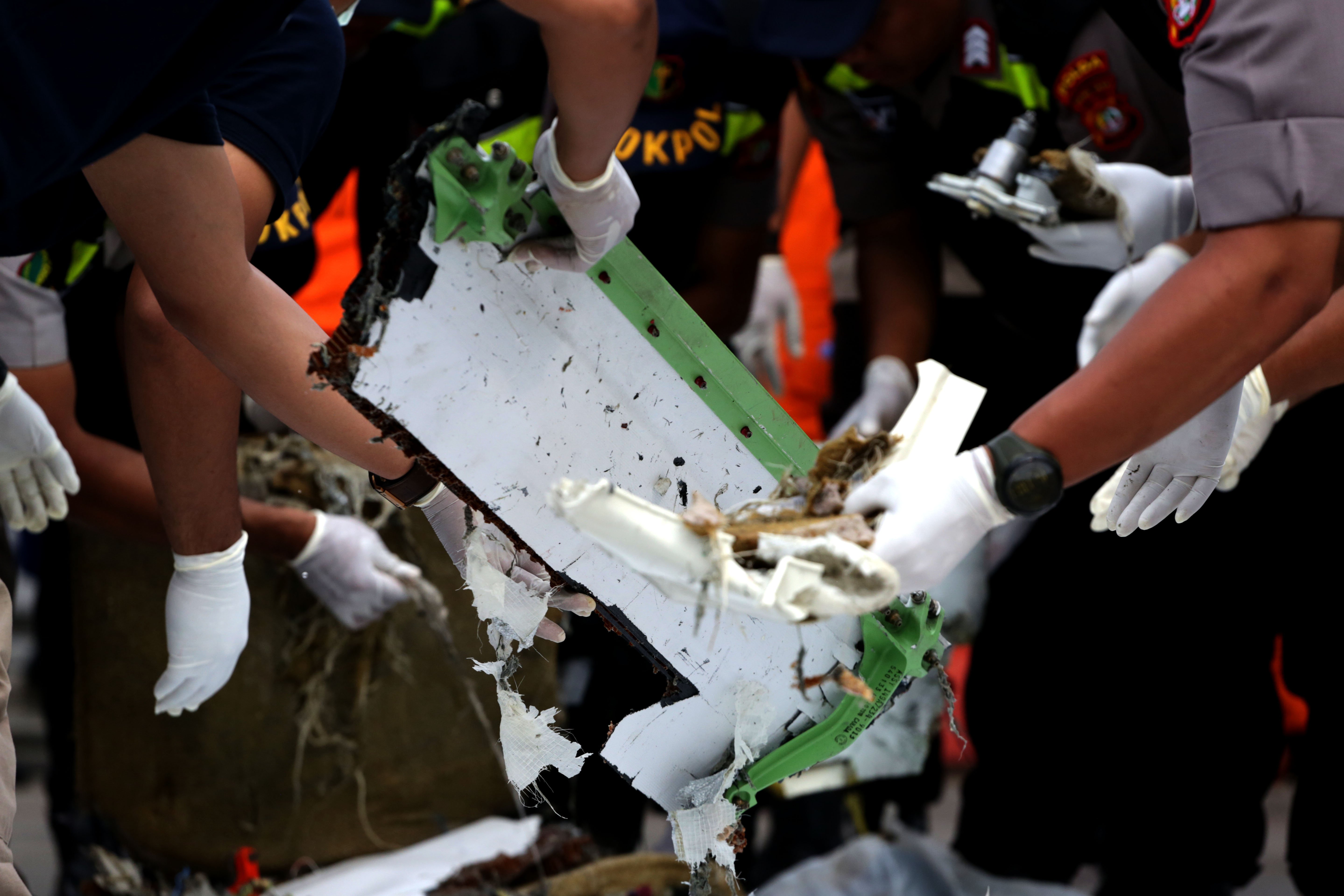 Dua hari pasca penanganan kecelakaan pesawat Lion Air JT610 yang jatuh di perairan Tanjung Karawang, tim SAR gabungan belum dapat menemukan black box pesawat.\r\n\r\n