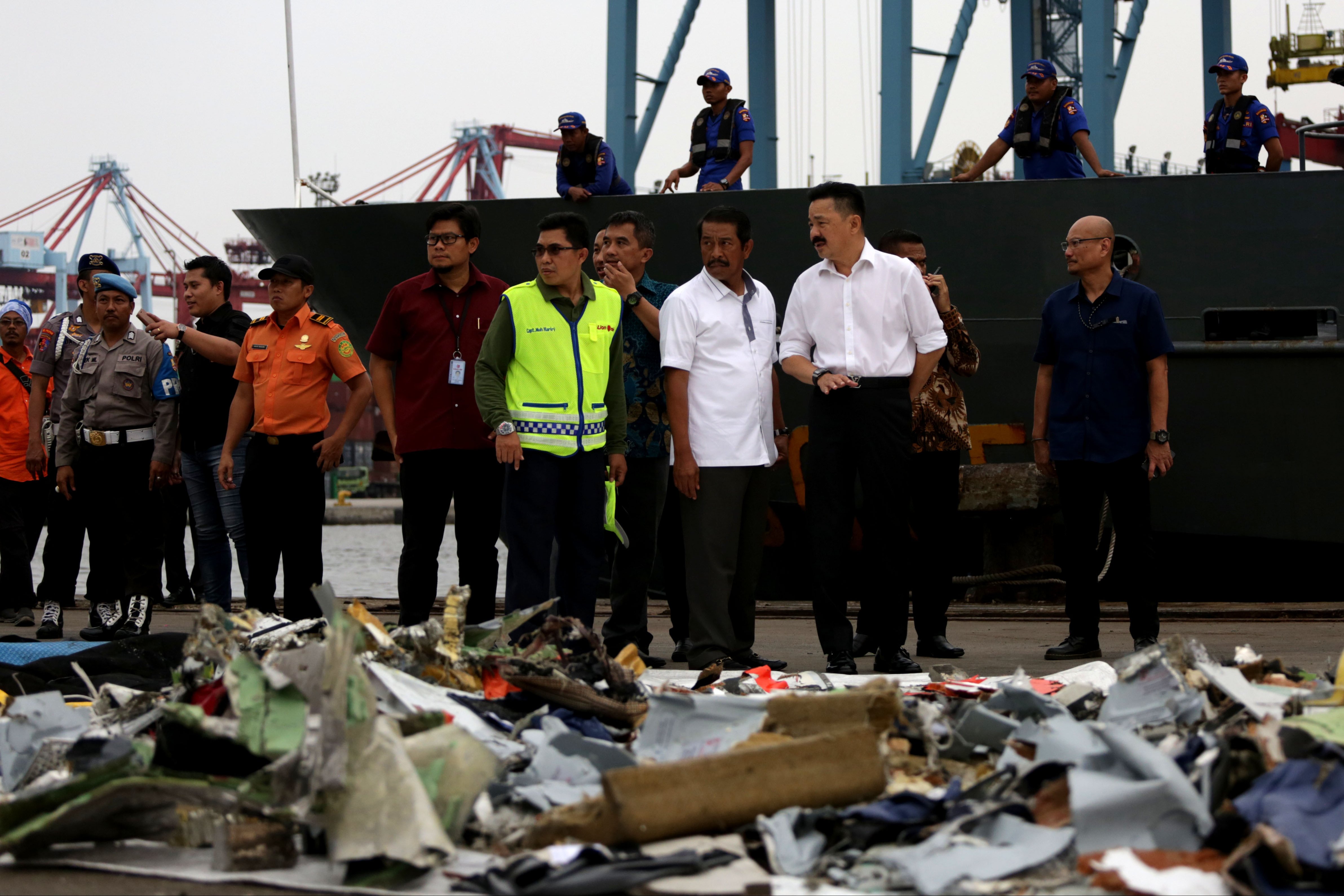 Pemilik Lion Air, Rusdi Kirana (kedua kanan), meninjau proses evakuasi pesawat Lion Air JT-610.