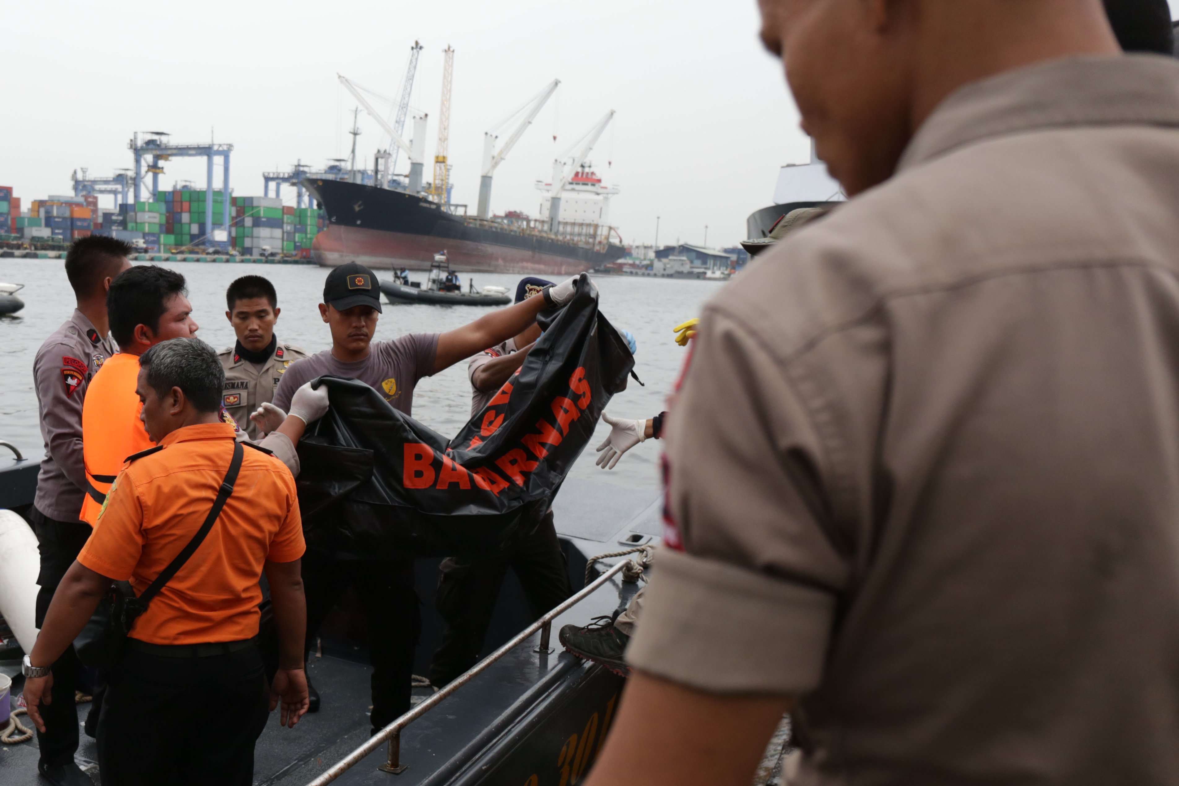 Upaya evakuasi seluruh penumpang, kru, dan pesawat JT-610 yang mengalami kecelakaan pada Senin di perairan Karawang, Jawa Barat, akan terus dilakukan.\r\n\r\n