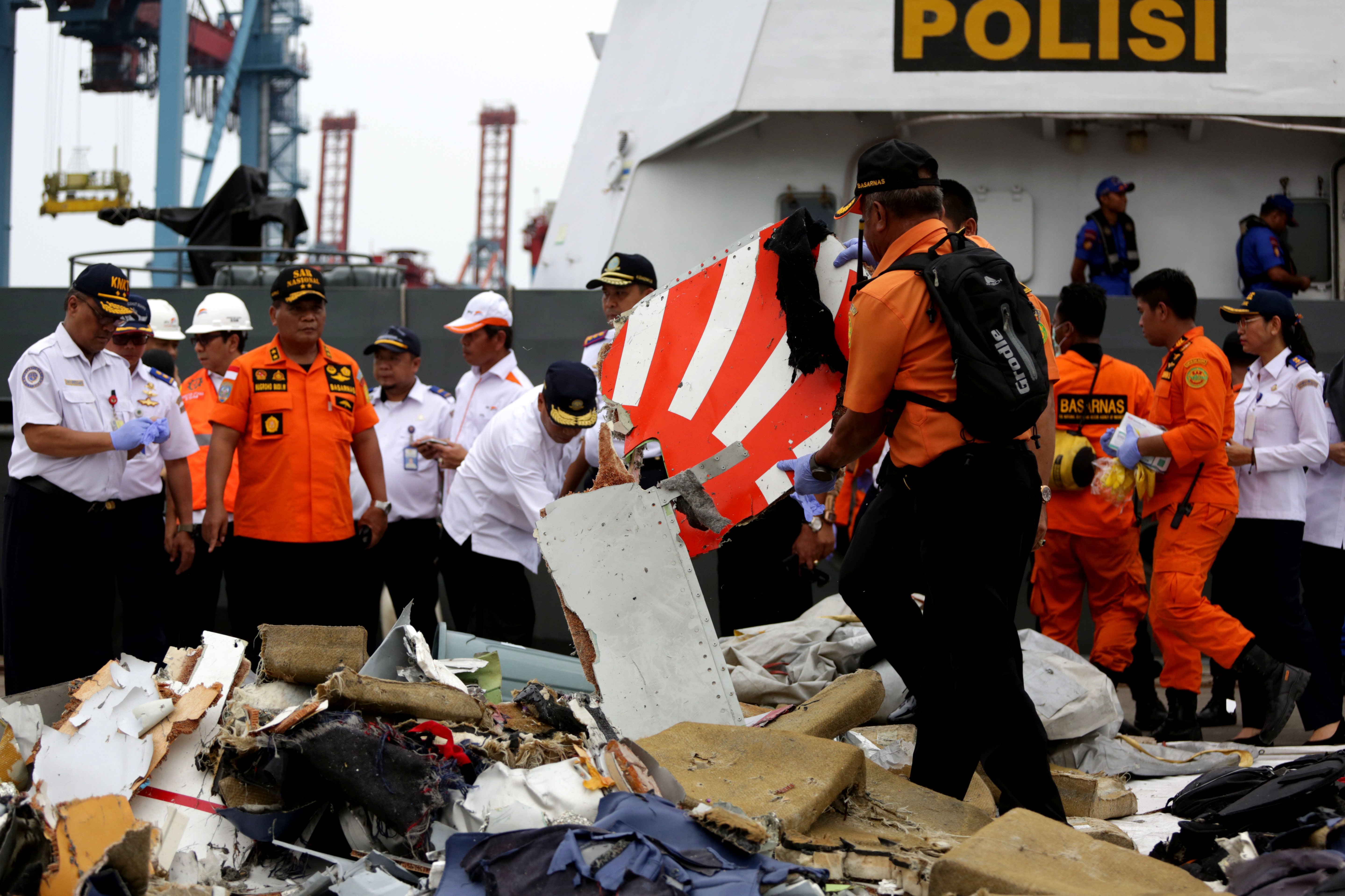 Serpihan pesawat Lion Air yang jatuh di perairan Tanjung Karawang, di bawa ke JITC , Tanjung Priok (30/10). tim SAR gabungan belum dapat menemukan black box pesawat.\r\n\r\n\r\n