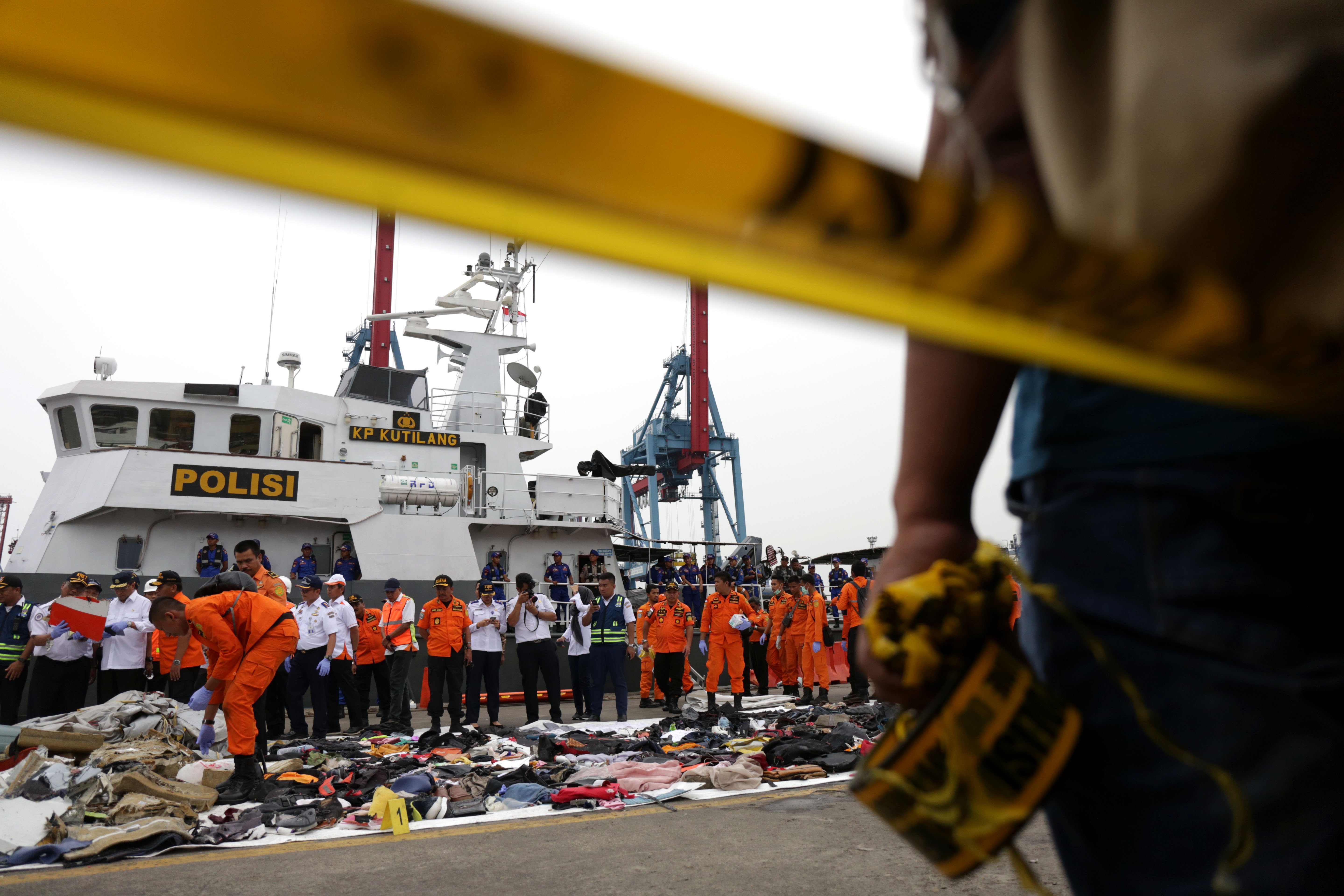 Direktur Kesiapsiagaan Badan SAR Nasional atau Basarnas, Didi Hamzar, mengatakan dua kantong jenazah korban Lion Air JT 610 ditemukan lagi pada hari ini. Menurut dia, tim evakuasi telah memperluas lokasi area pencarian dari titik koordinat.