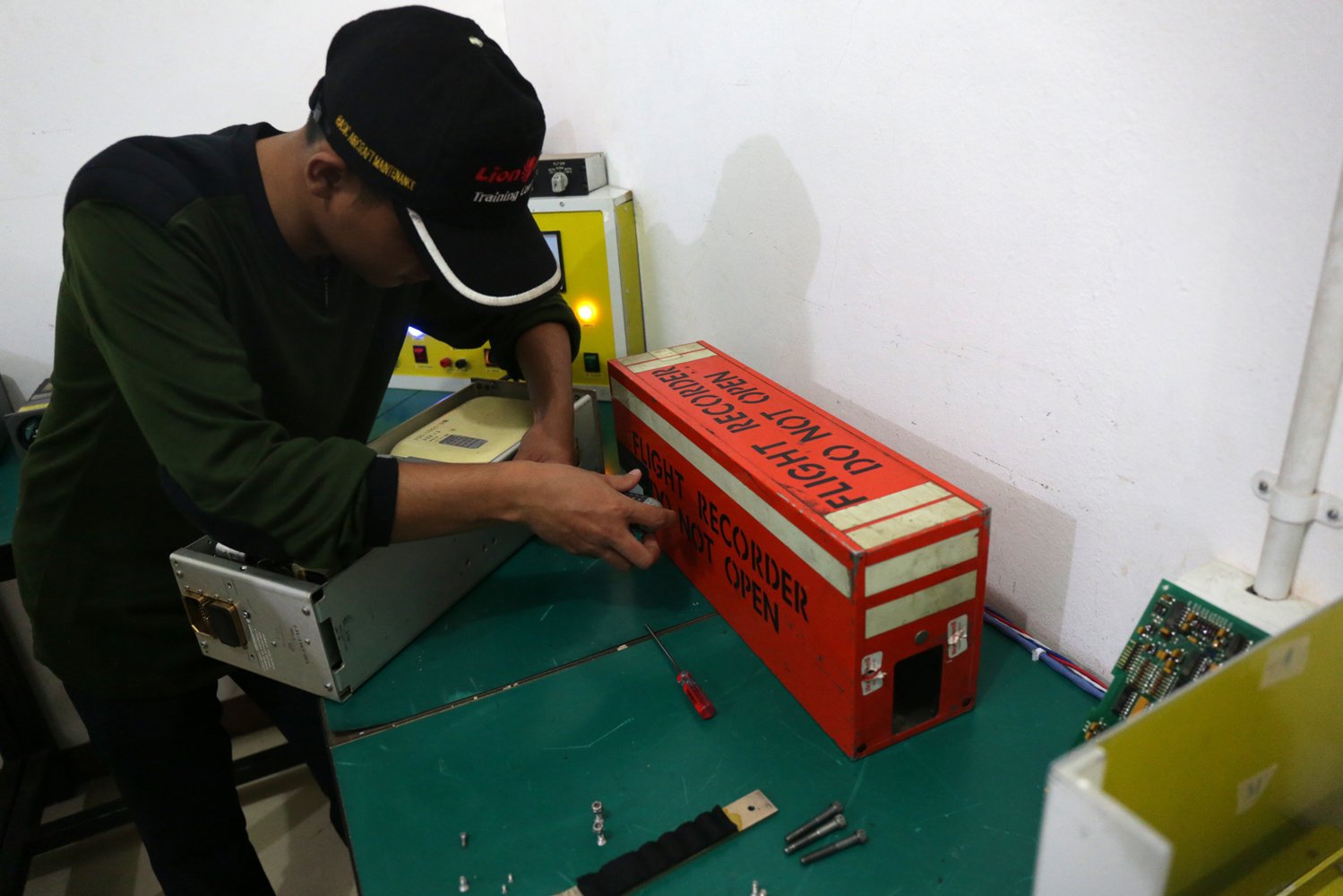 Seorang teknisi membongkar Flight Recorder (FR) di Angkasa Training Center Lion Air Group, Balaraja, Banten (12/11). 