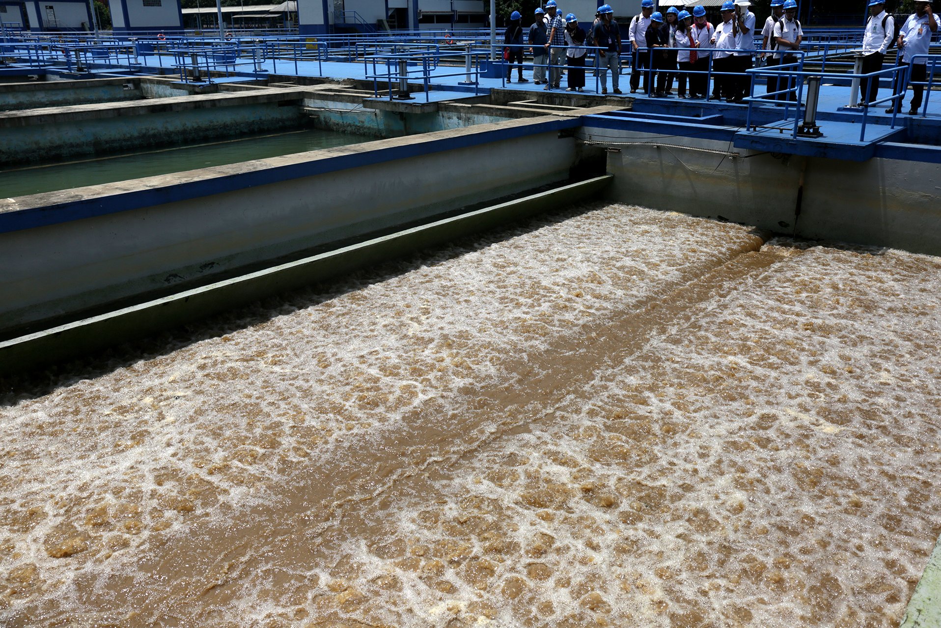 Proses penyaringan air keruh menjadi air bersih di Intalasi Pengelola Air Buaran PT Aetra Jakarta Timur (19/11).