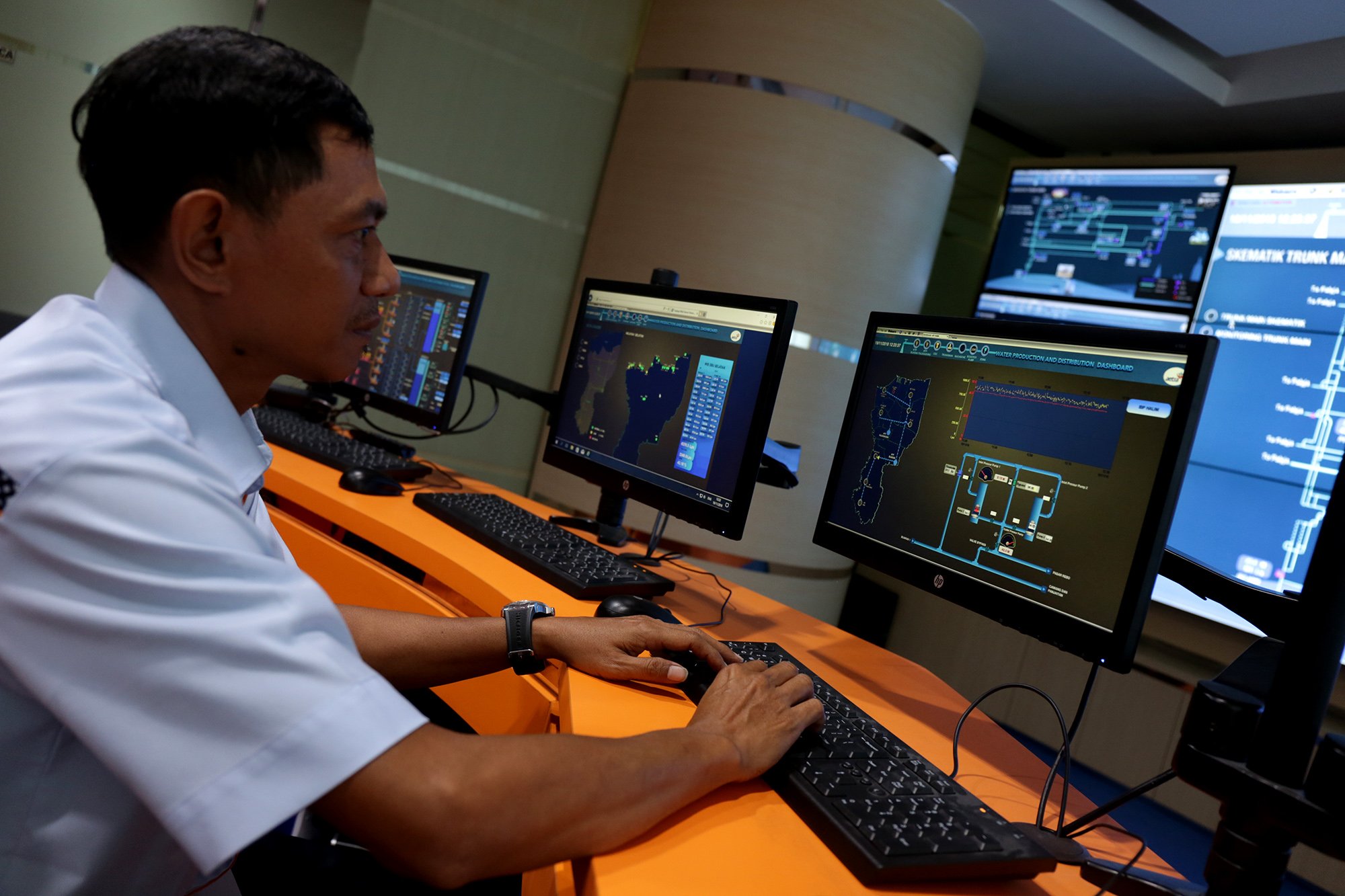Petugas berada di ruang kontrol di Intalasi Pengelola Air Buaran PT Aetra Jakarta Timur (19/11). Ruang kontrol ini bertujuan untuk pengecekan kondisi air di seluruh pipa instalasi yang sedang menjalani proses.