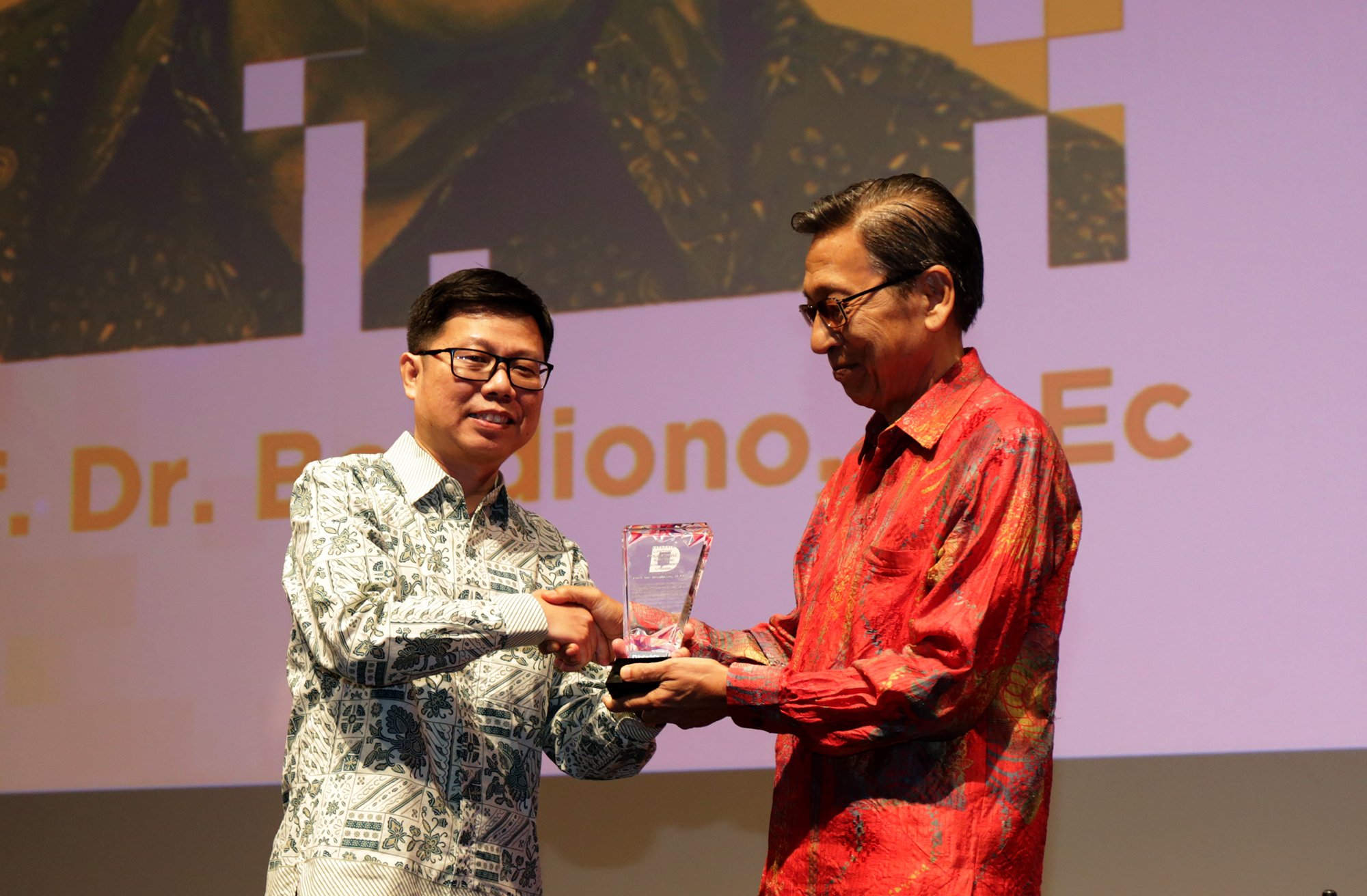 Chief Executive Officer Katadata Metta Dharmasaputra, memberikan penghargaan Life Time Achievement kepada Wakil Presiden 2004 – 2009, Prof. Dr. Boediono, M.Ec, di Jakarta, Rabu, (28/11/2018)
