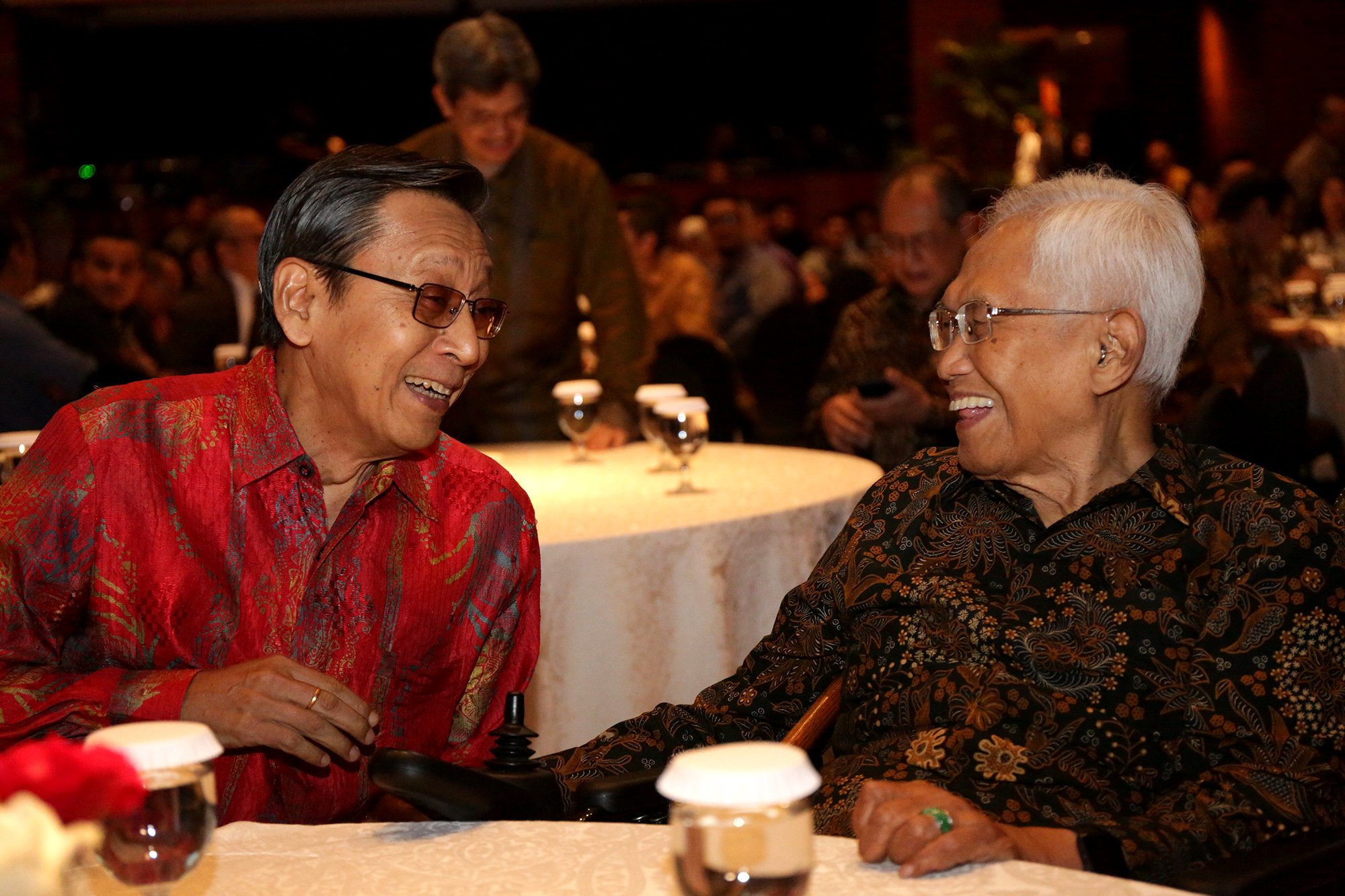 Wakil Presiden 2004 – 2009, Prof. Dr. Boediono, M.Ec (kiri) dan Pendiri Bimasena, Prof. Dr. Subroto berbincang di sela acara Katadata Forum “Winning in a Turbulent Economy” di Jakarta, Rabu, (28/11/2018)
