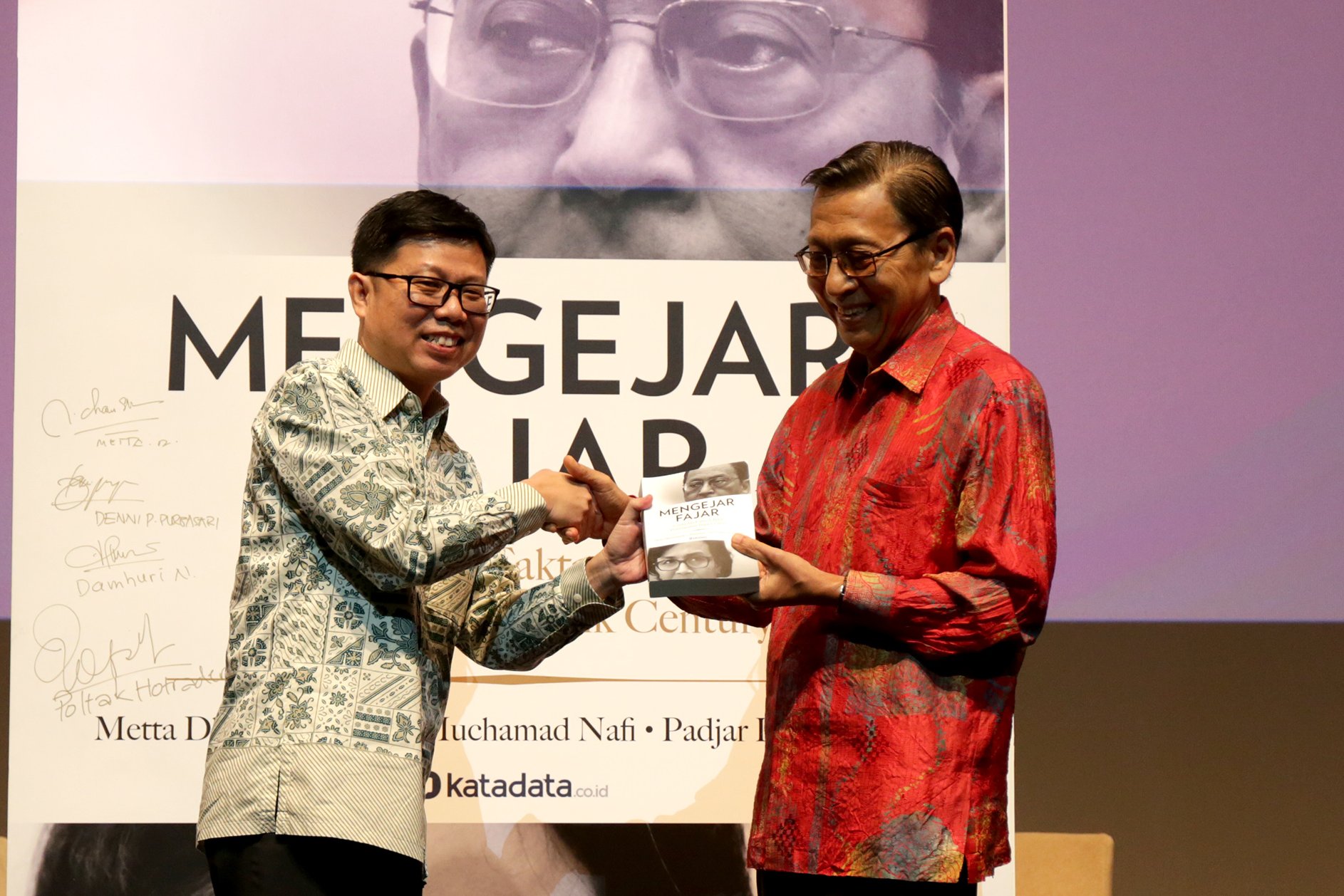 Chief Executive Officer Katadata Metta Dharmasaputra, menyerahkan simbolis buku 'Mengejar Fajar' kepada Wakil Presiden 2004 – 2009, Prof. Dr. Boediono, M.Ec, di Jakarta, Rabu, (28/11/2018)