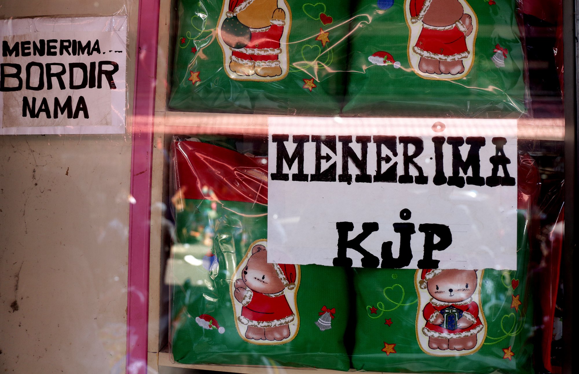 Pembelian produk pernak pernik Natal juga bisa membayar dengan KJP di pasar Asemka, Jakarta Pusat (10/12). 