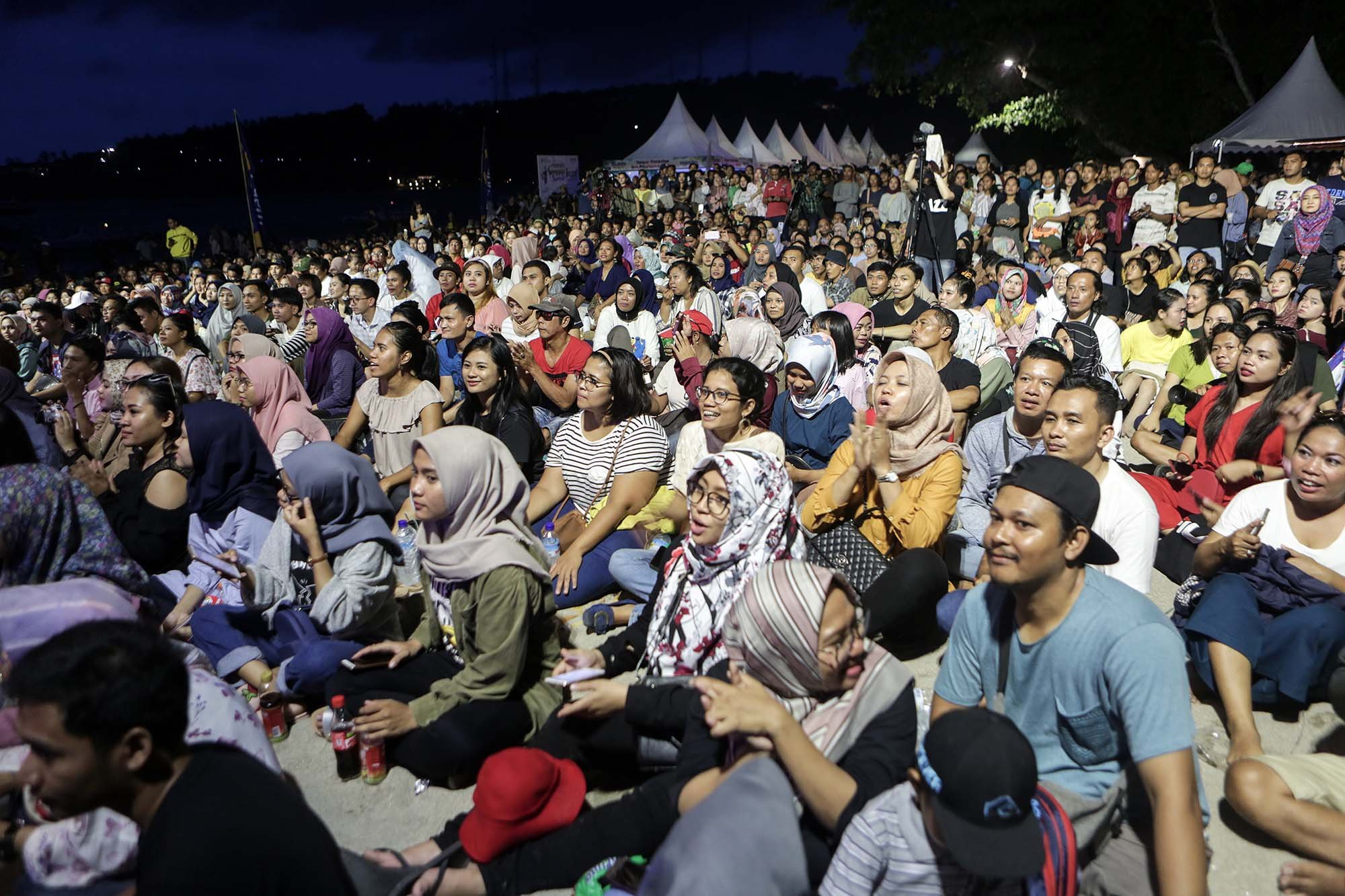 Ribuan penonton memadati pantai Senggigi dalam gelaran musik Mandiri Senggigi Sunset Jazz Festival 2018.