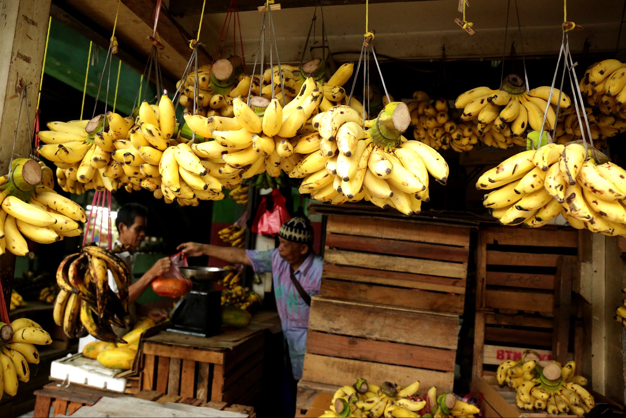 Transaksi jual beli di Pasar Grogol, Jakarta Barat (12/12). Ketiga pasar di Jakarta Barat yang sudah menjadi pilot project renovasi, antara lain Pasar Grogol, Pasar Slipi, dan Pasar Kopro.