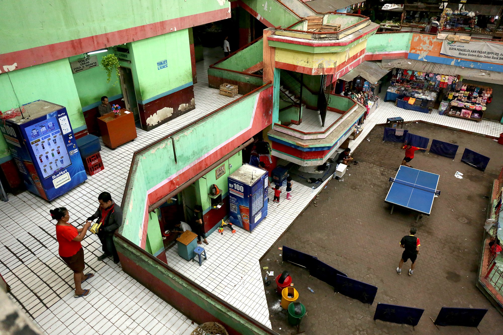 Suasana Pasar Grogol, Jakarta Barat (12/12). Pemerintah Provinsi (Pemprov) DKI Jakarta, dalam waktu dekat akan merevitalisasi sejumlah pasar yang kumuh diantaranya Pasar Grogol, Pasar Slipi, dan Pasar Kopro. 