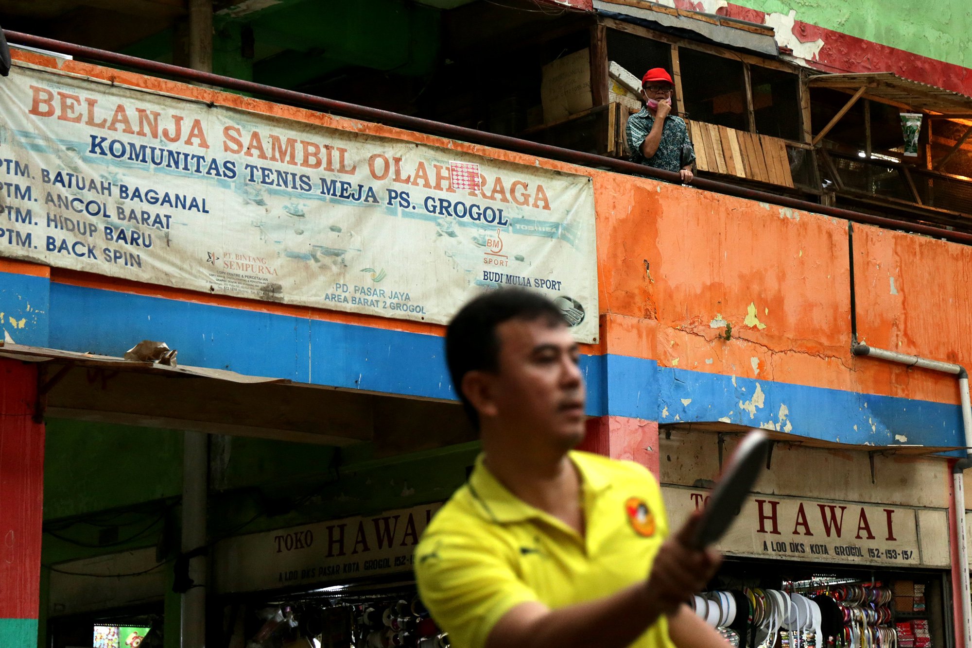 Sejumlah warga bermain tenis meja dikawasan tugu, Pasar Grogol , Jakarta Barat (12/12). Sejak tahun 2005 Pasar Grogol telah digunakan oleh warga untuk berolahraga dari tenis meja hingga futsal. 