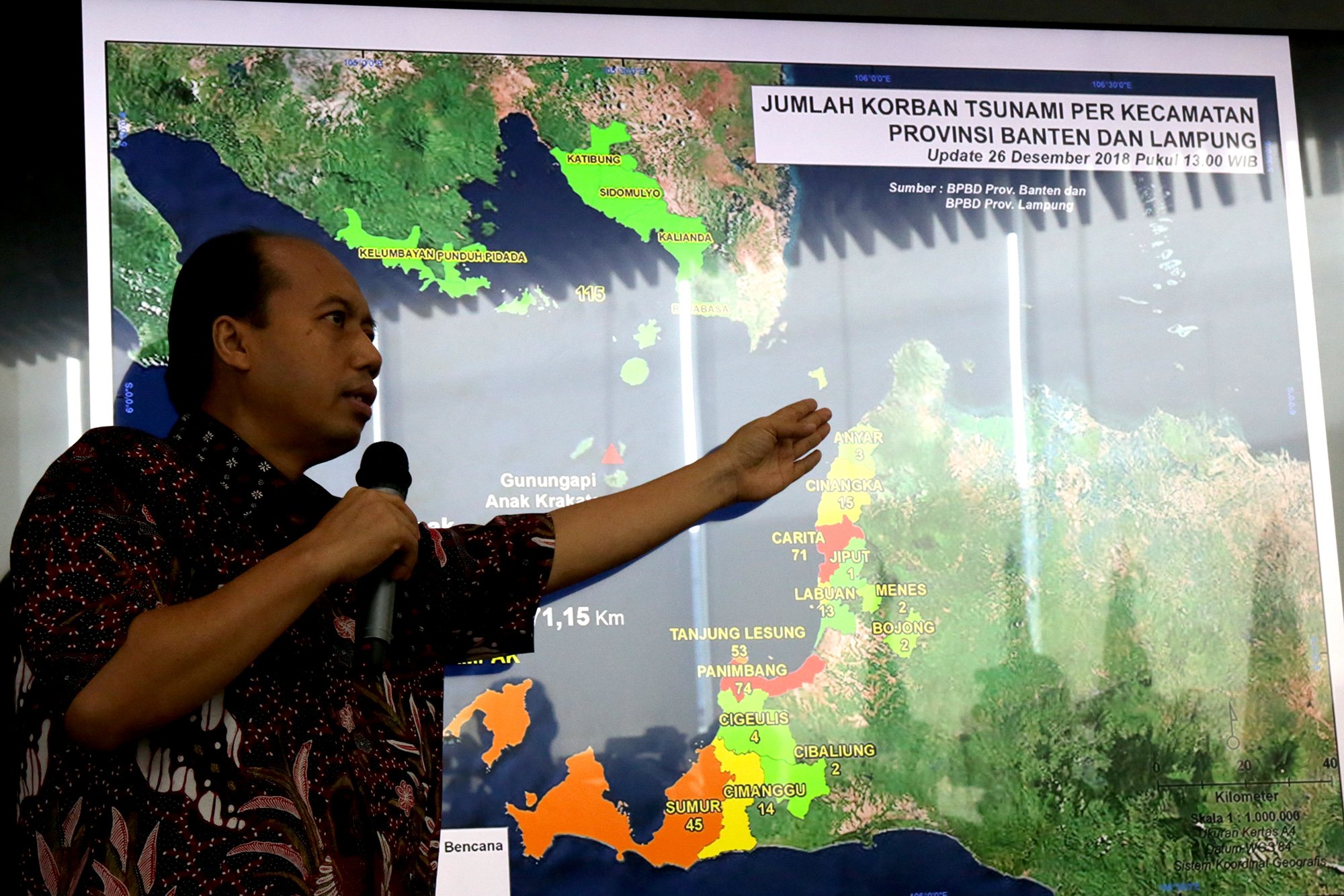 Ketua Badan Nasional Penanggulangan Bencana (BNPB) Sutopo Purwo Nugroho memberikan keterangan mengenai perkembangan jumlah korban tsunami di Anyer, Banten, Jawa Barat (26/12). 