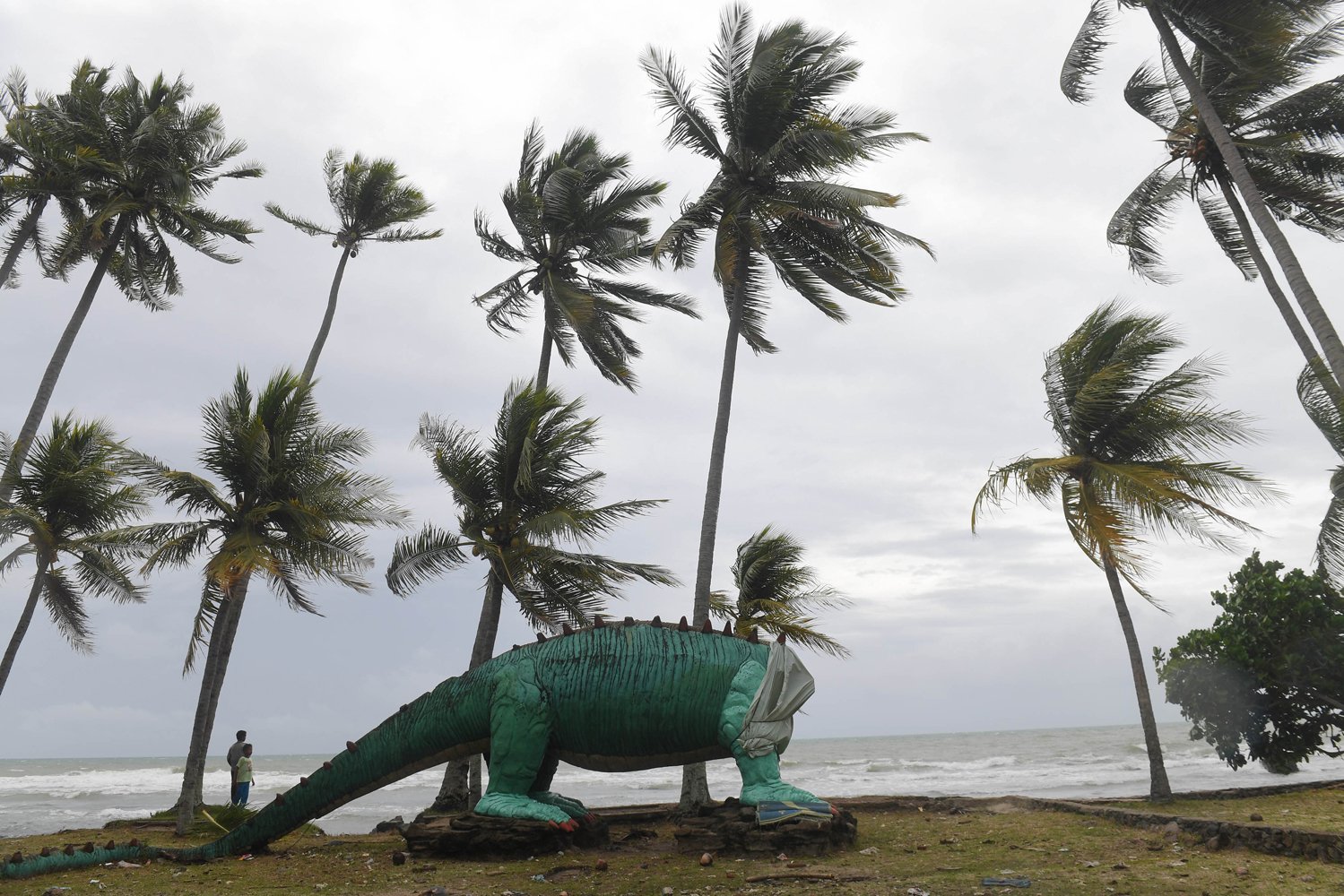 Sebuah patung dinosaurus yang rusak di bibir pantai yang terdampak tsunami, kawasan Cinangka, Serang, Banten, Selasa (25/12/2018).