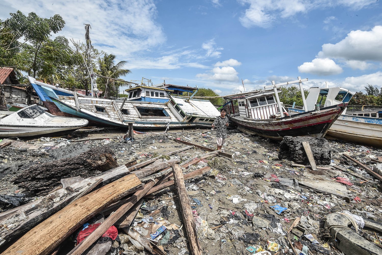 Kapal yang terdampar ke pemukiman penduduk akibat gelombang tsunami di desa Sukamanah, Anyer, Banten, Senin (24/12/2018).