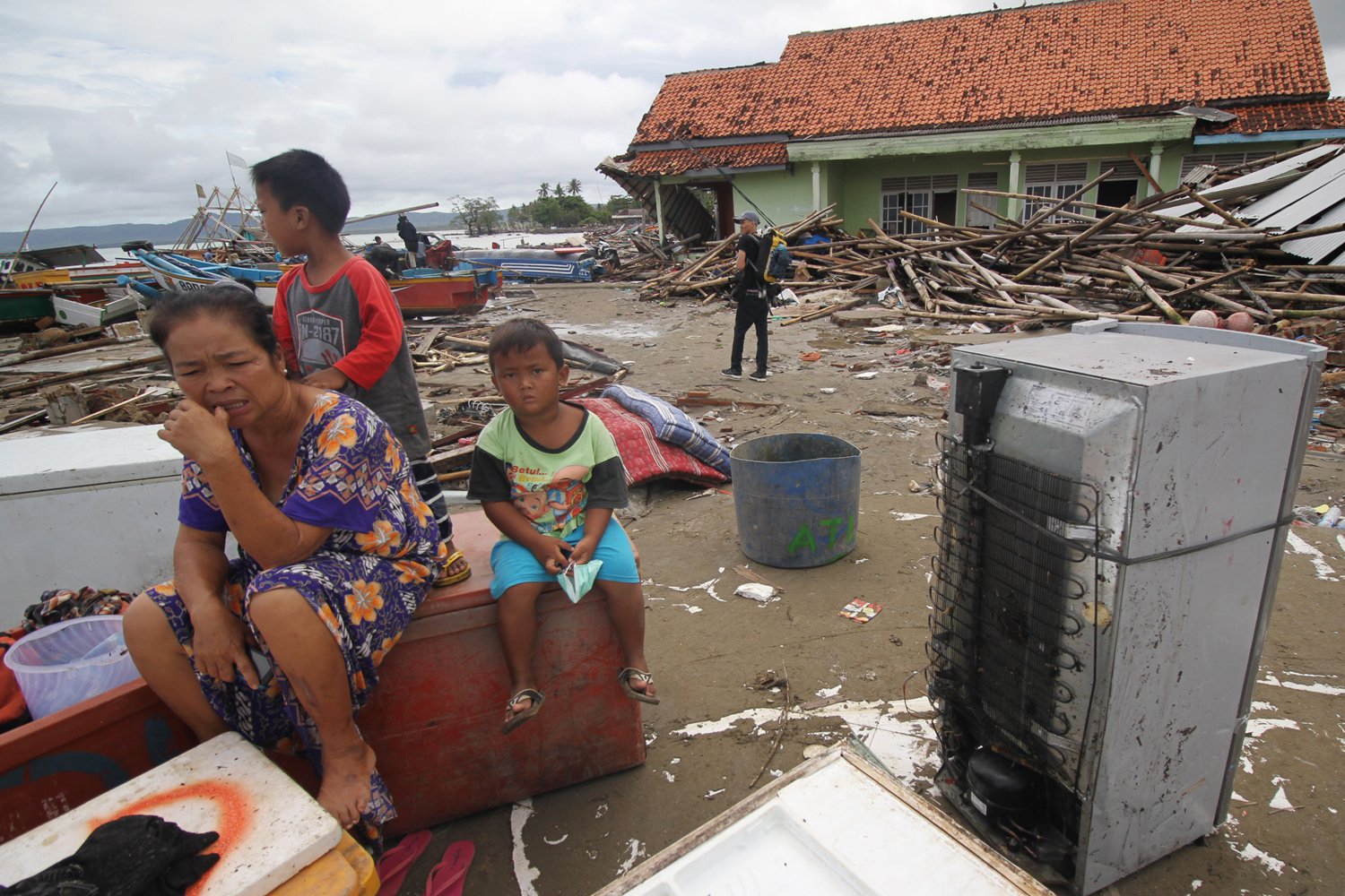 Para korban yang selamat menjaga harta benda tersisa di Sumur Pesisir, Pandeglang, Banten, Senin (24/12/2018). 