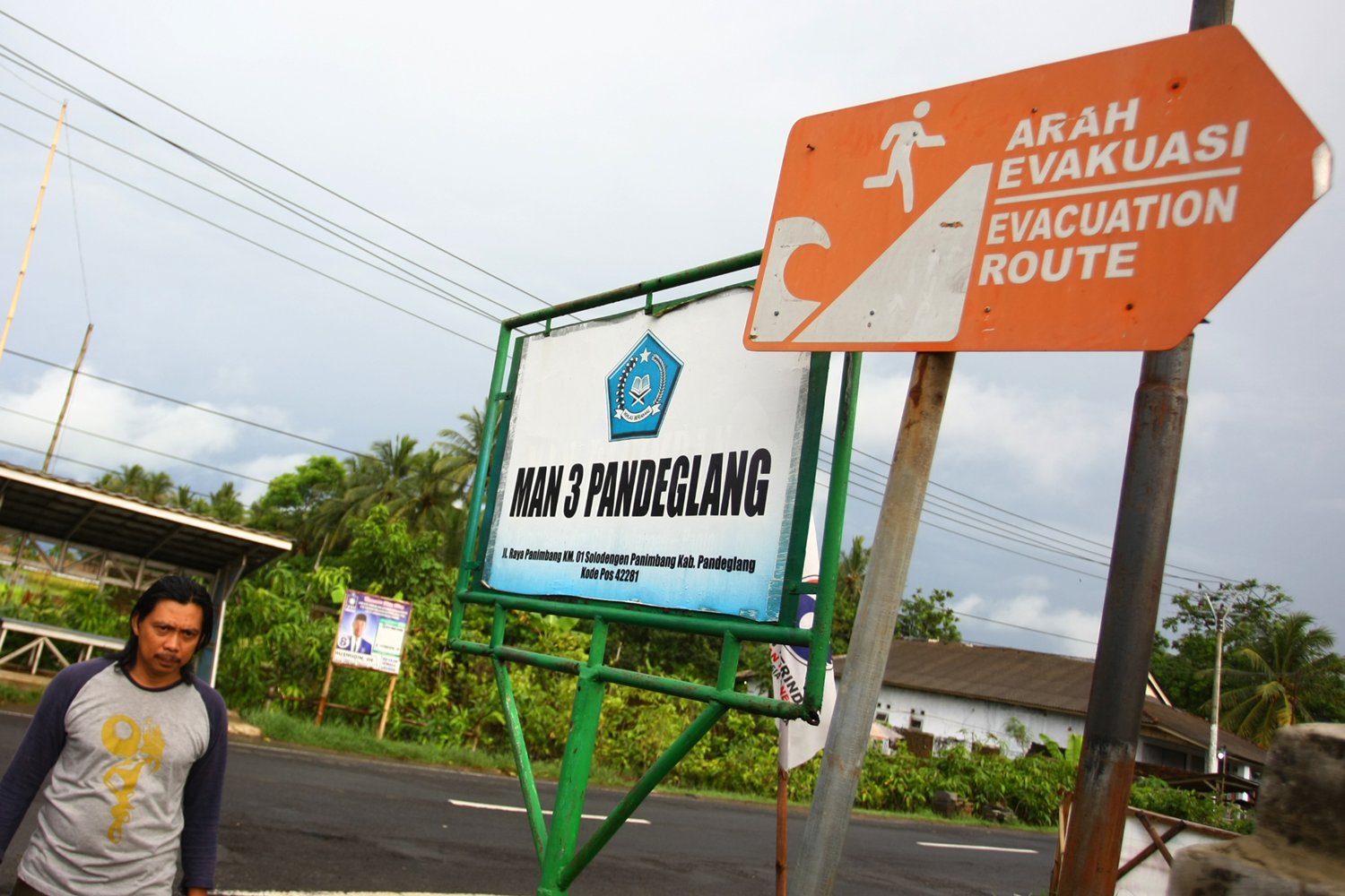 Papan petunjuk arah evakuasi bencana tsunami yang ada di kawasan Panimbang, Pandeglang, Banten, Selasa (25/12/2018).