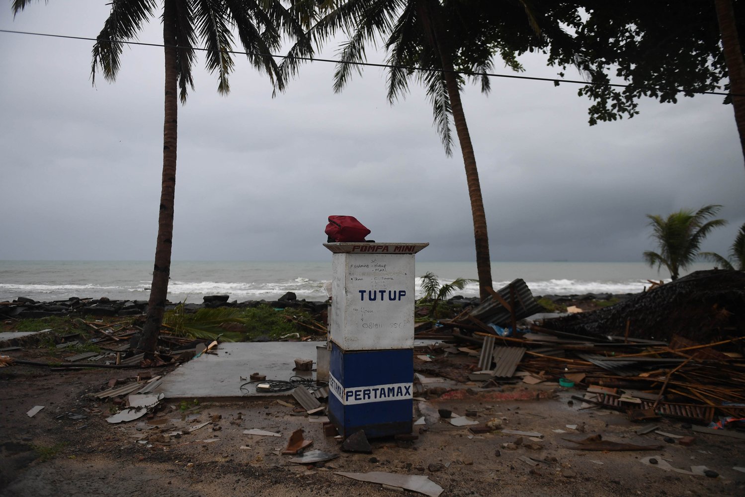 Drum penjual bensin eceran yang tertinggal di lokasi bencana tsunami di kawasan Carita, Banten, Jawa Barat, Senin (24/12/2018). 