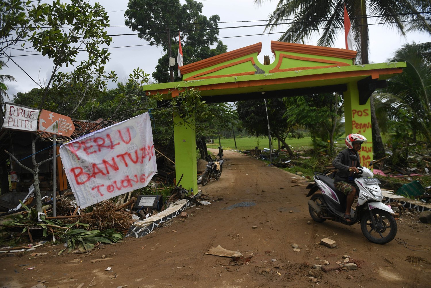 Spanduk permintaan tolong di lokasi terjadinya bencana tsunami, kawasan Carita, Banten, Senin (24/12/2018). 