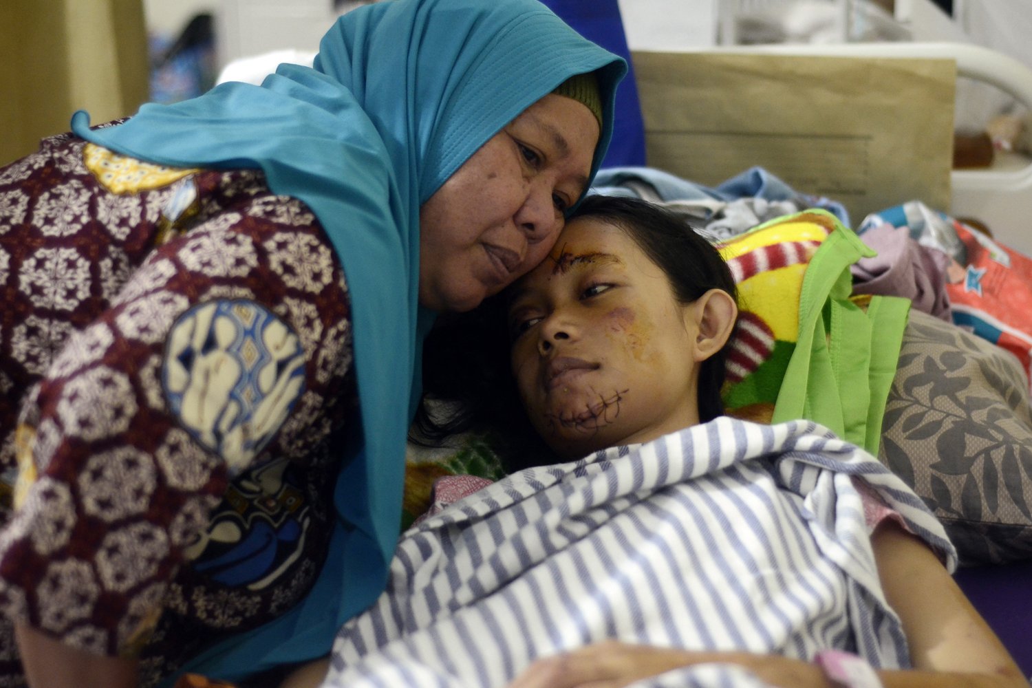 Korban tsunami Kabupaten Lampung Selatan menjalani perawatan di ruang bedah di Rumah Sakit Bob Bazar Kalianda, Lampung Selatan, Selasa (25/12/2104). 