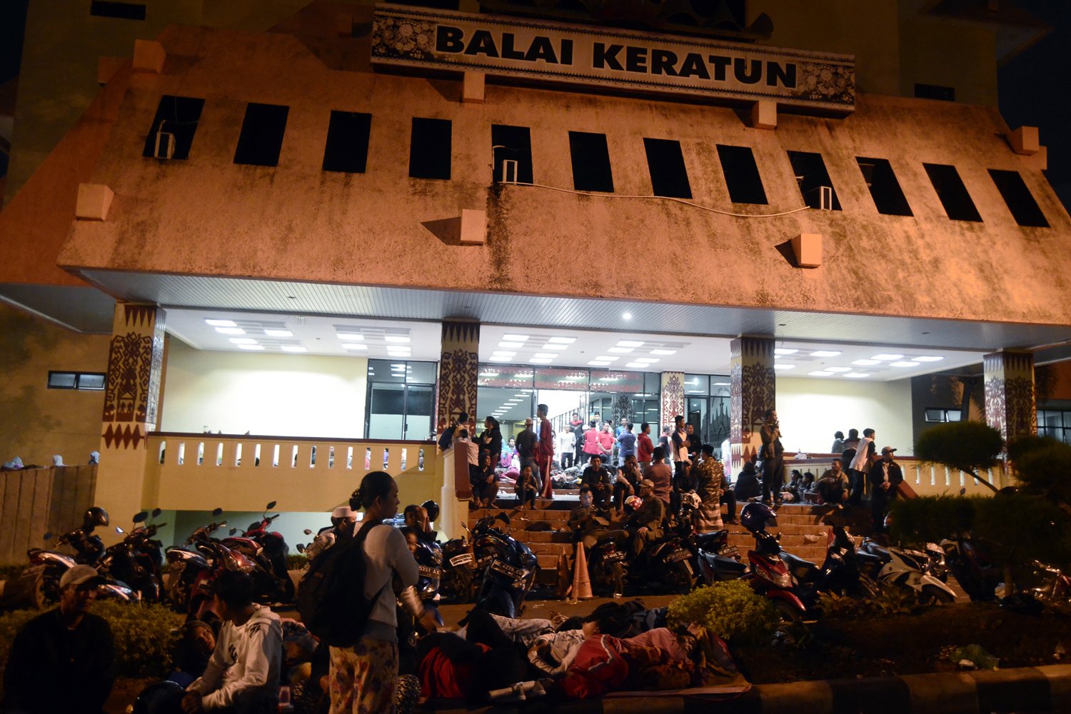 Warga pesisir Kota Bandar Lampung mengungsi dan bermalam di Kantor Pemerintah Provinsi Lampung, Lampung, Selasa (24/12/2018). 