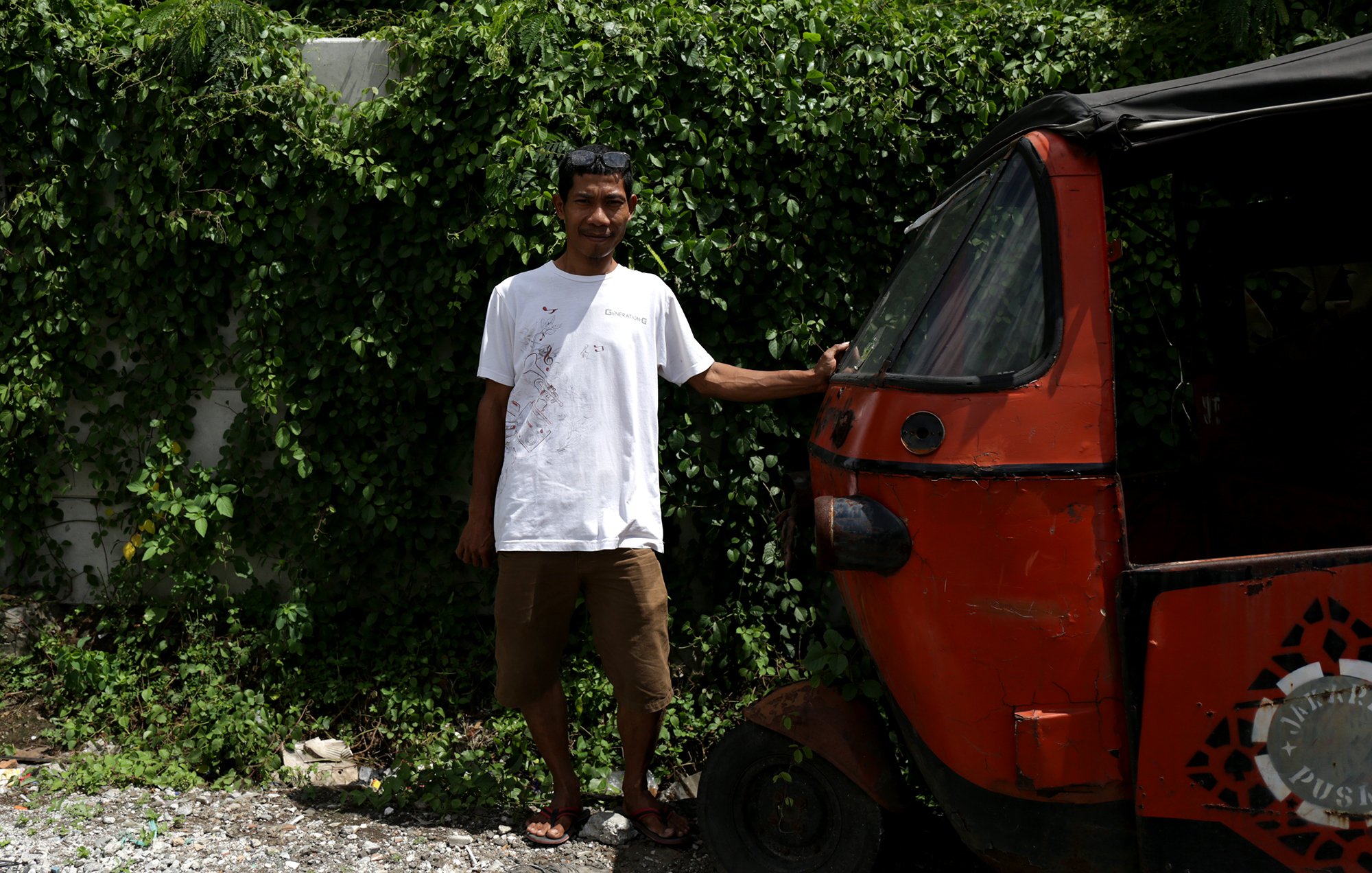  Wahyudi selaku pemilik usaha modifikasi Bajaj telah melakukan usahanya sejak 2017 di Cideng, Jakarta Pusat (3/1). Bajaj oranye yang telah dimodifikasi dibanderol dengan harga Rp 6 hingga 12 juta.
