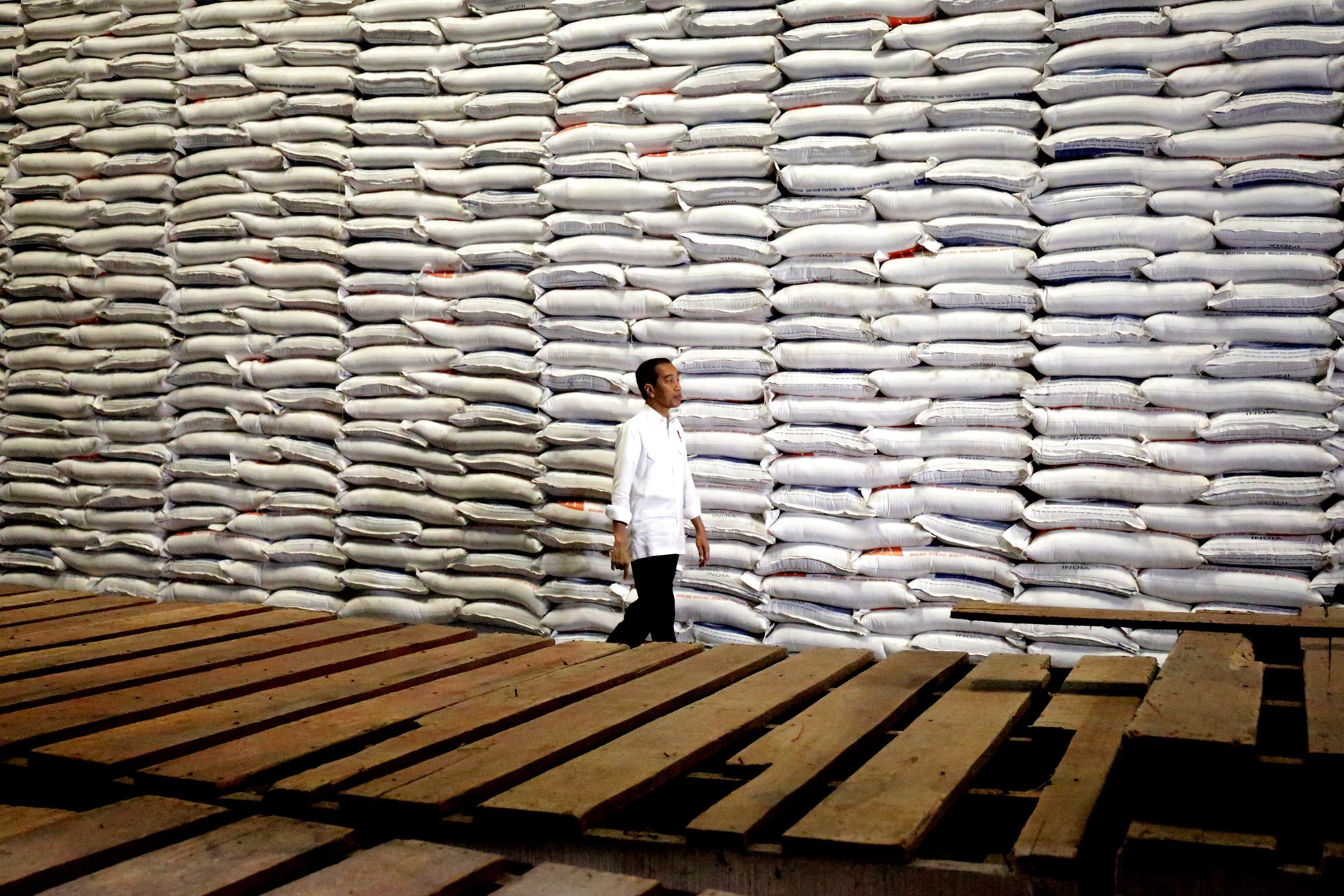 Presiden Joko Widodo menyatakan telah mendapatkan info dari Bulog bahwa harga beras telah turun berkat sejumlah operasi besar-besaran di pasar.