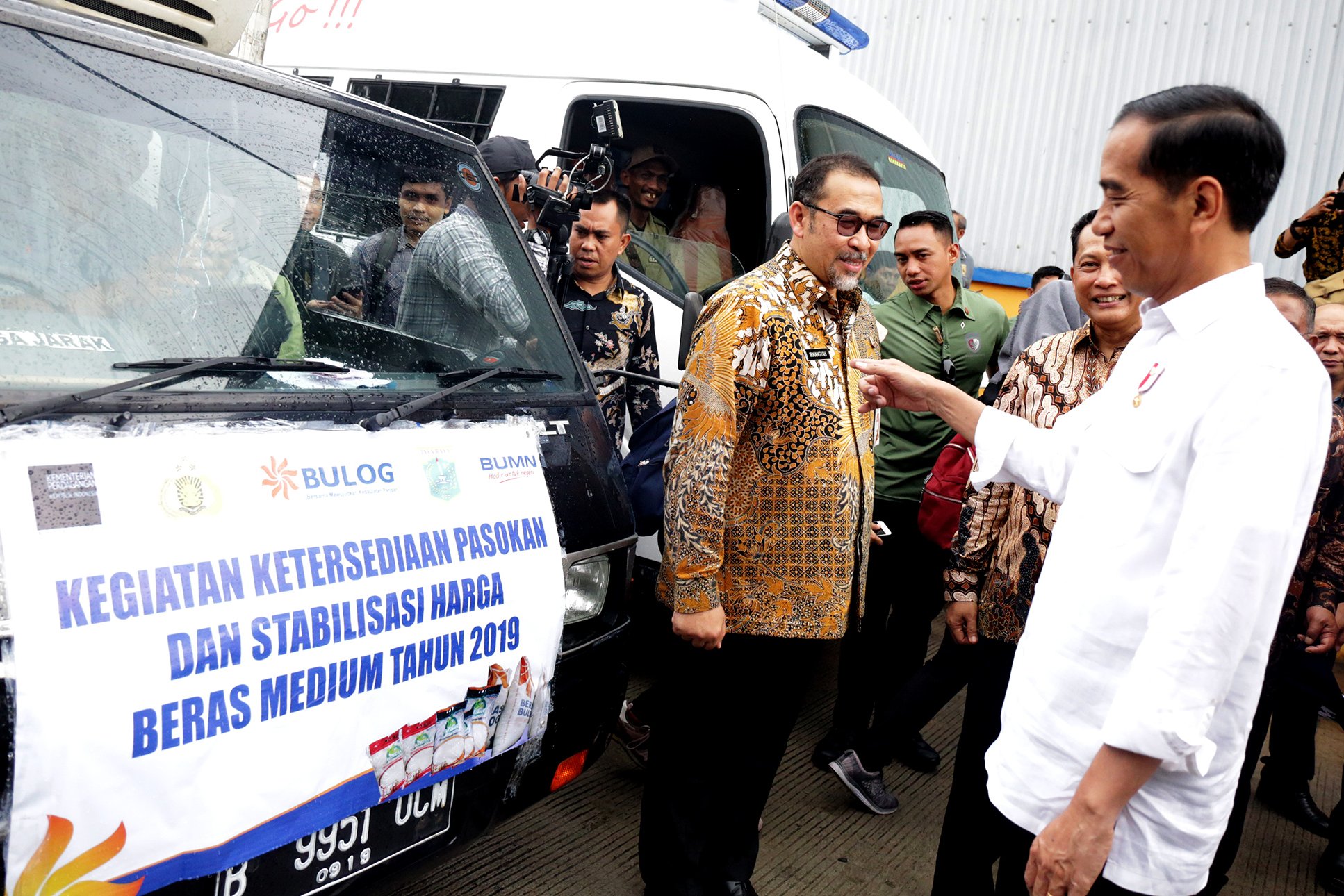 Presiden Joko Widodo memastikan kesiapan stok beras milik Badan Urusan Logistik, Bulog, sebagai bagian dari upaya pengendalian harga.