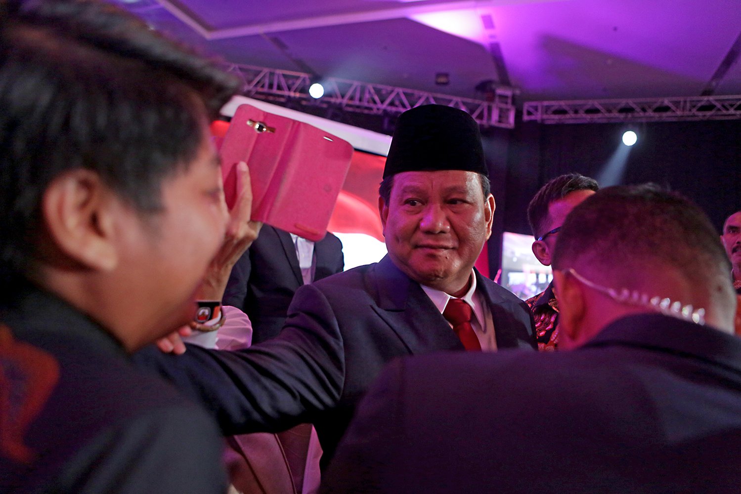 Prabowo menyoroti soal kepastian hukum, penegakan institusi hukum seperti hakim, jaksa, dan polisi sebagai syarat bagi suatu negara yang berhasil. Prabowo juga menjanjikan gaji berlipat ganda untuk hakim, jaksa, dan polisi, berharap akan lahir institusi hukum yang tidak dapat dikorupsi. 