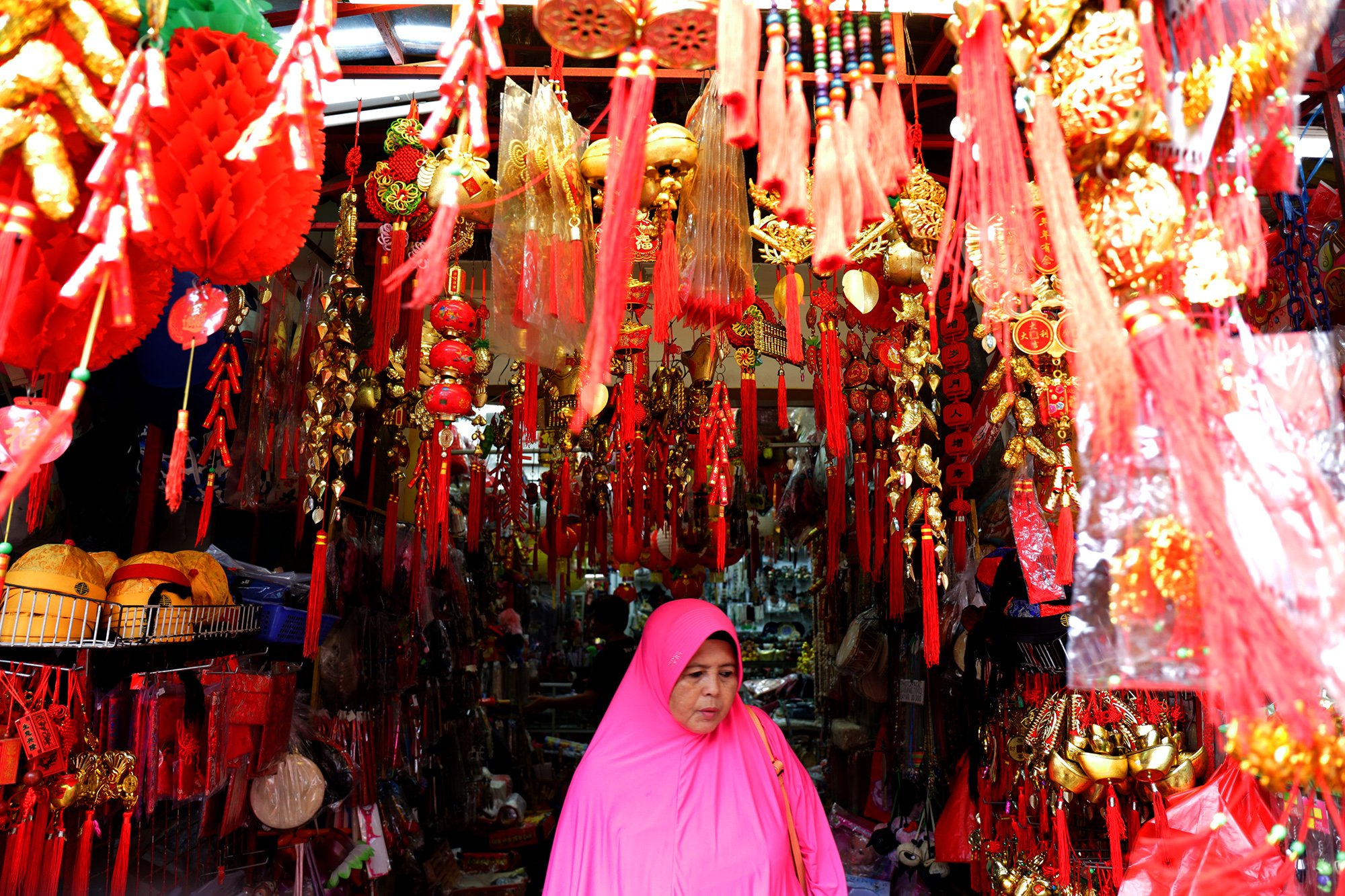 Seorang pengunjung membeli pernak-pernik di Kampung Cina, Kota Wisata, Cilengsi, Jawa Barat (28/1). 
