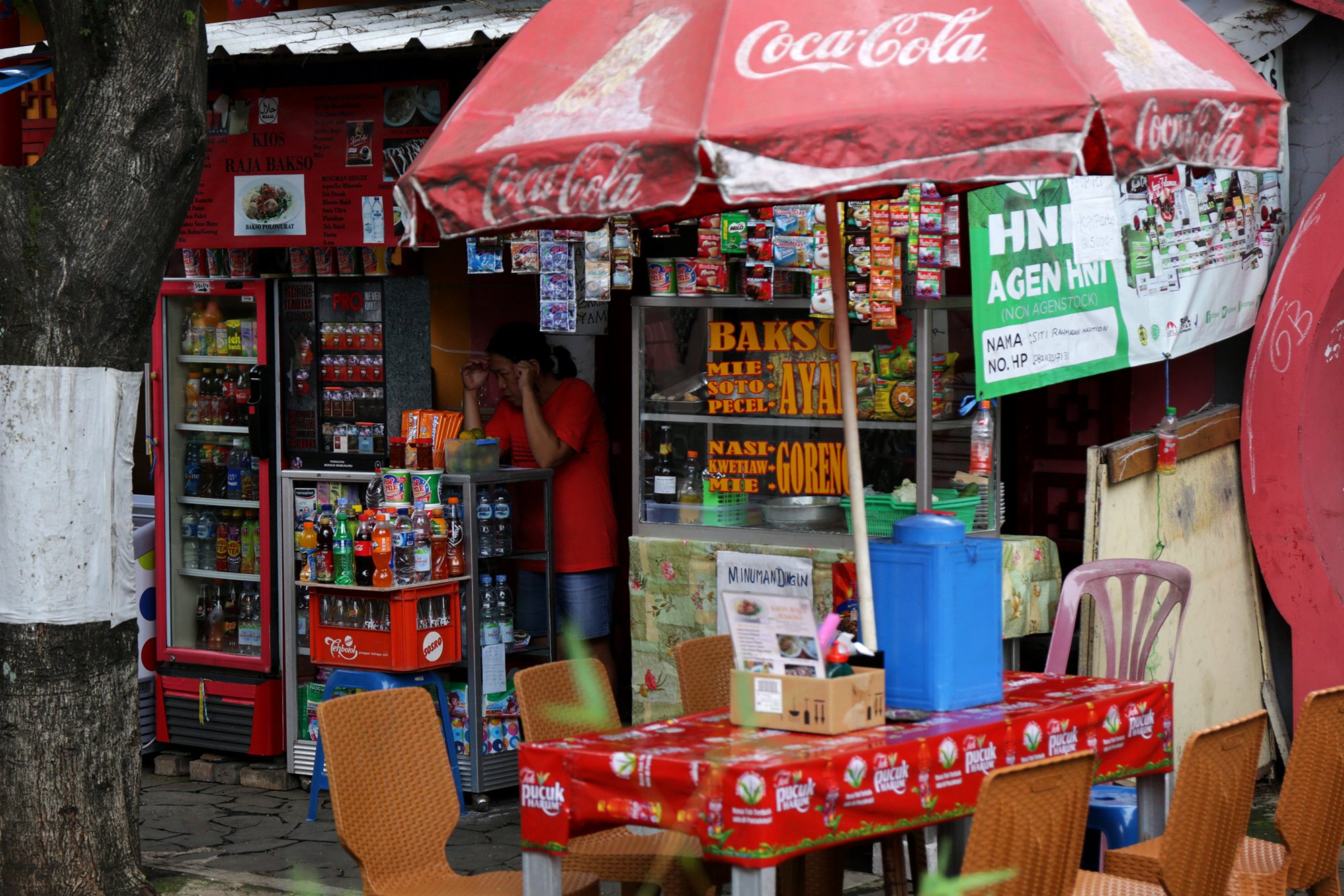 Seorang penjual menunggu kehadiran pembeli di kawasan Kampung China, Kota Wisata, Cilengsi, Jawa Barat (28/1).