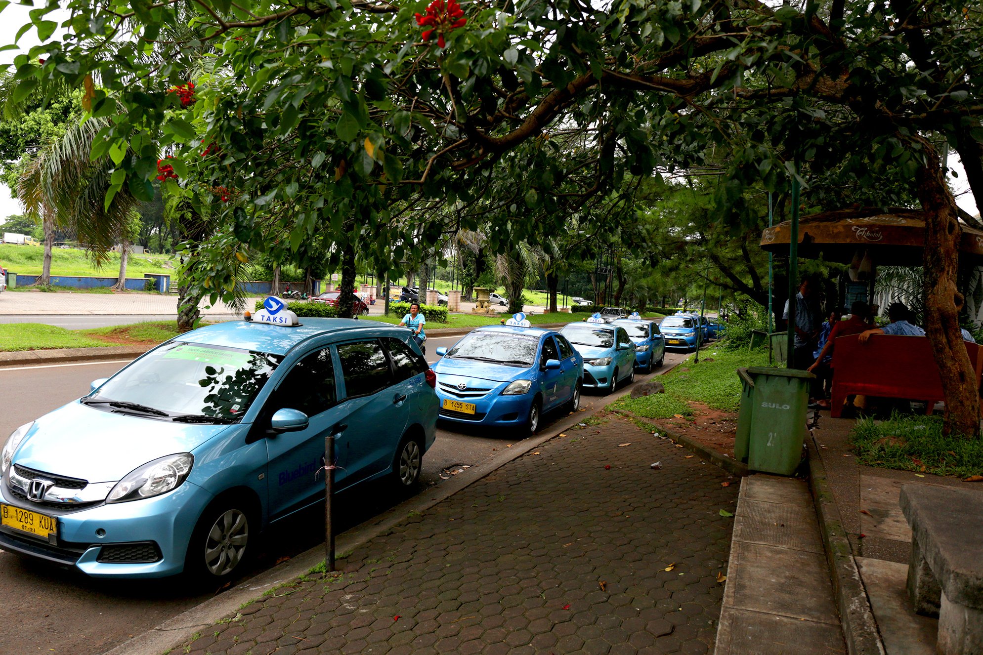 Sejumlah taxi masih beroperasi di kawasan Kampung China, Kota Wisata, Jawa Barat (28/1).
