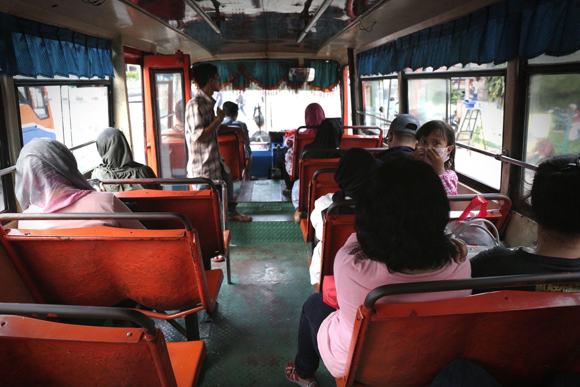Angkutan umum jenis Metromini menunggu penumpang di Kawasan Blok M Jakarta Selatan, (19/2). Tahun 2019 menjadi tahun terakhir bagi 709 bus sedang seperti Metro Mini, Kopaja dan Kopami Jaya beroperasi. 