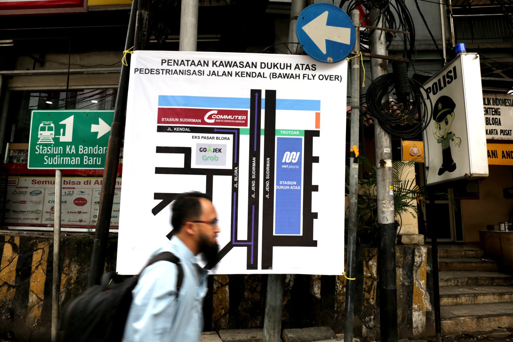 Moda raya terpadu (Mass Rapid Transit/MRT) Jakarta resmi memulai operasional terbatas dalam rangka uji coba publik pada hari ini, Selasa (12/3). Pada operasi hari ini, MRT Jakarta akan mengangkut sebanyak 4 ribu penumpang mulai pukul 08.00 sampai 16.00 WIB.