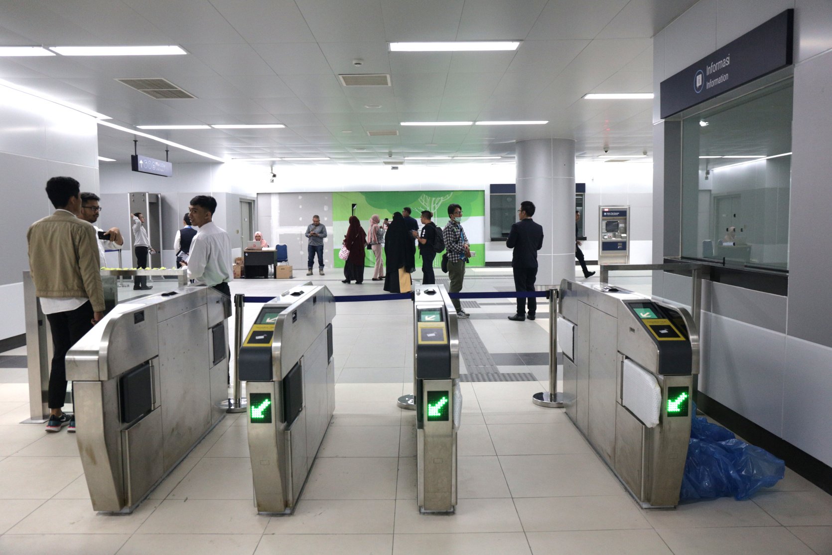 Moda raya terpadu (Mass Rapid Transit/MRT) Jakarta resmi memulai operasional terbatas dalam rangka uji coba publik pada hari ini, Selasa (12/3). Pada operasi hari ini, MRT Jakarta akan mengangkut sebanyak 4 ribu penumpang mulai pukul 08.00 sampai 16.00 WIB.