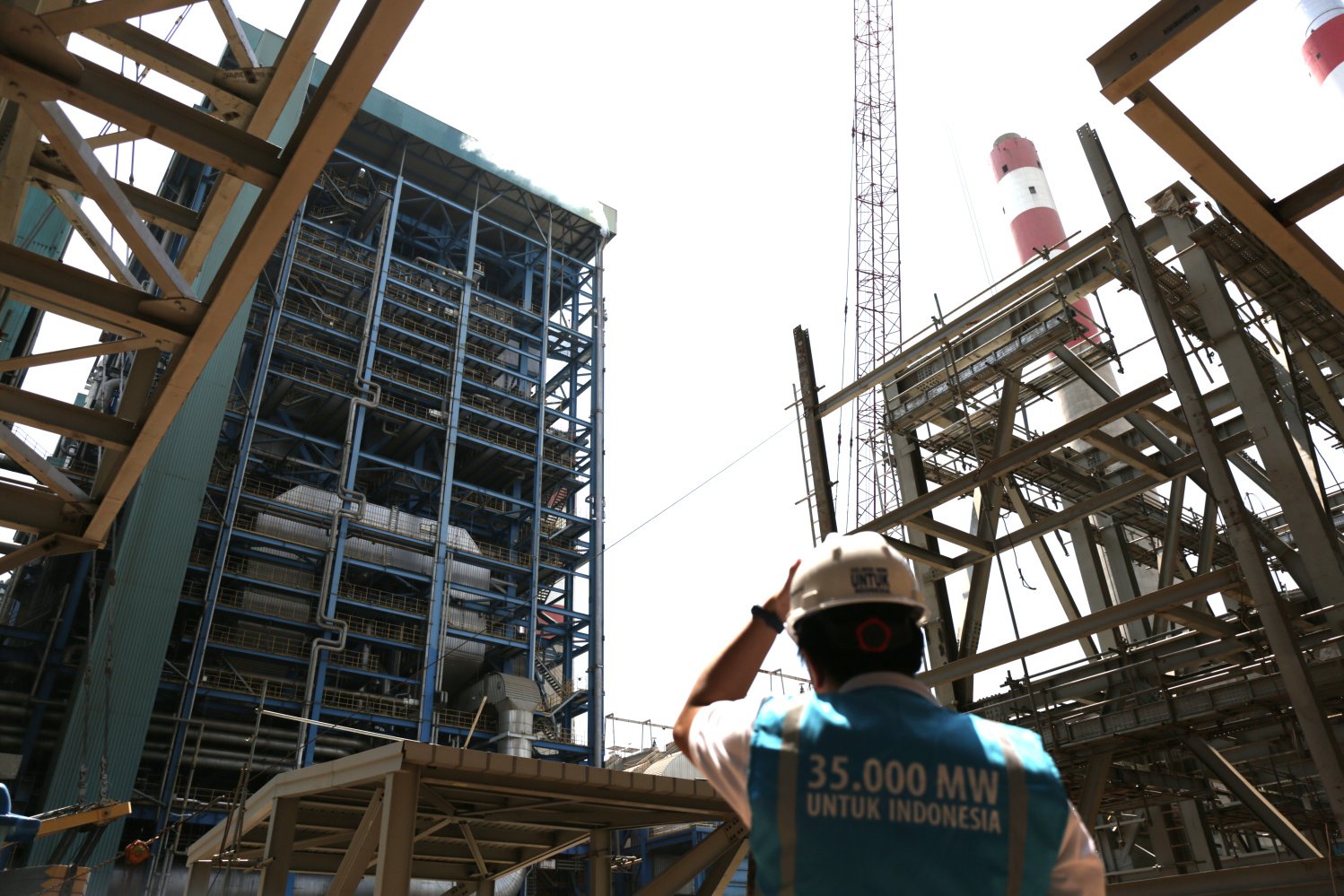 Pekerja proyek program 35.000 MW berdiri di lokasi proyek PLTU Lontar, Balaraja, Banten (29/3). Pembangunan PLTU wilayah Jawa bagian barat mendapatkan kewajiban untuk membangun 5.700 MW dan 52% di antaranya telah memasukin masa konstruksi.

