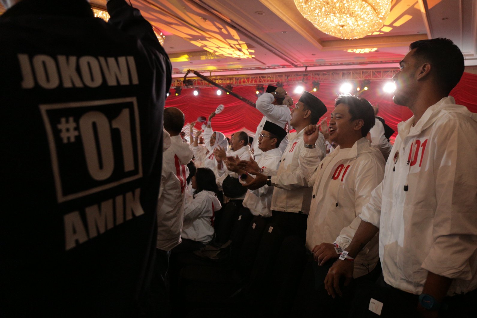 Para pendukung Capres nomor urut 01 Joko Widodo  saat mengikuti Debat Capres Putaran Keempat di Hotel Shangri-La, Jakarta, Sabtu (30/3).Debat Capres ke-4 di Pilpres 2019 mengusung tema \