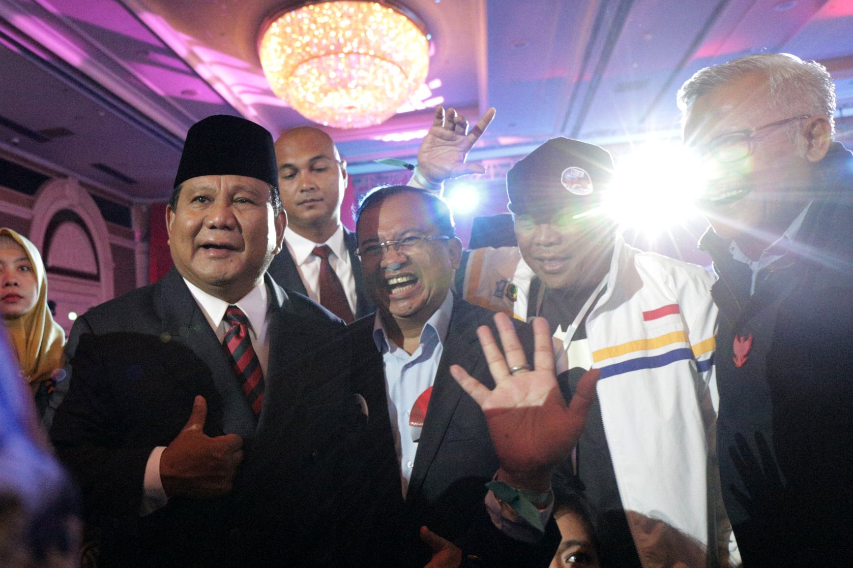 Capres nomor urut 02 Prabowo Subianto bersama pendukung saat mengikuti Debat Capres Putaran Keempat di Hotel Shangri-La, Jakarta, Sabtu (30/3).Debat Capres ke-4 di Pilpres 2019 mengusung tema \