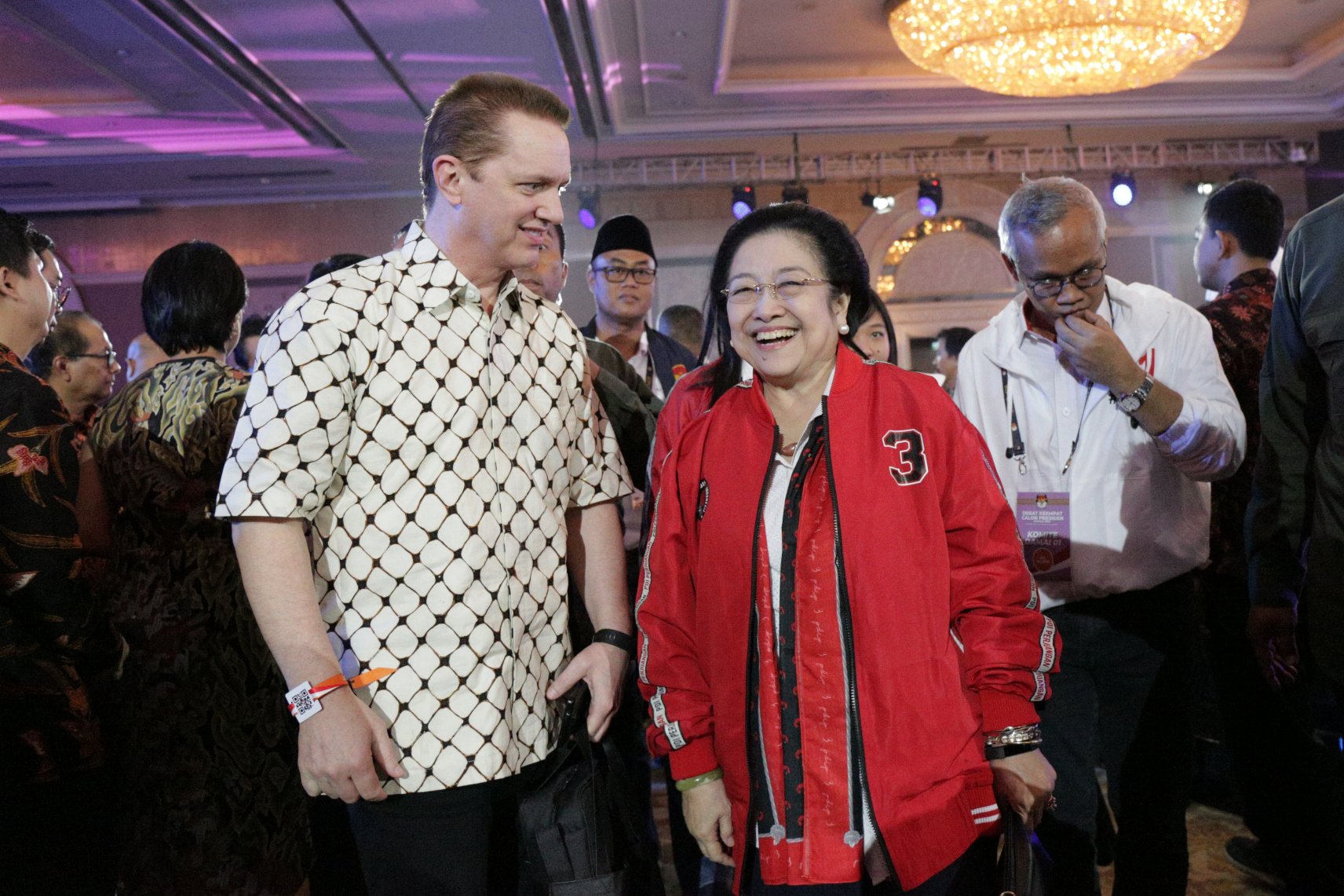 Mega Wati mantan presiden RI bersama lelaki warga negara asing saat mengikuti debat Capres Putaran Keempat di Hotel Shangri-La, Jakarta, Sabtu (30/3).Debat Capres ke-4 di Pilpres 2019 mengusung tema 